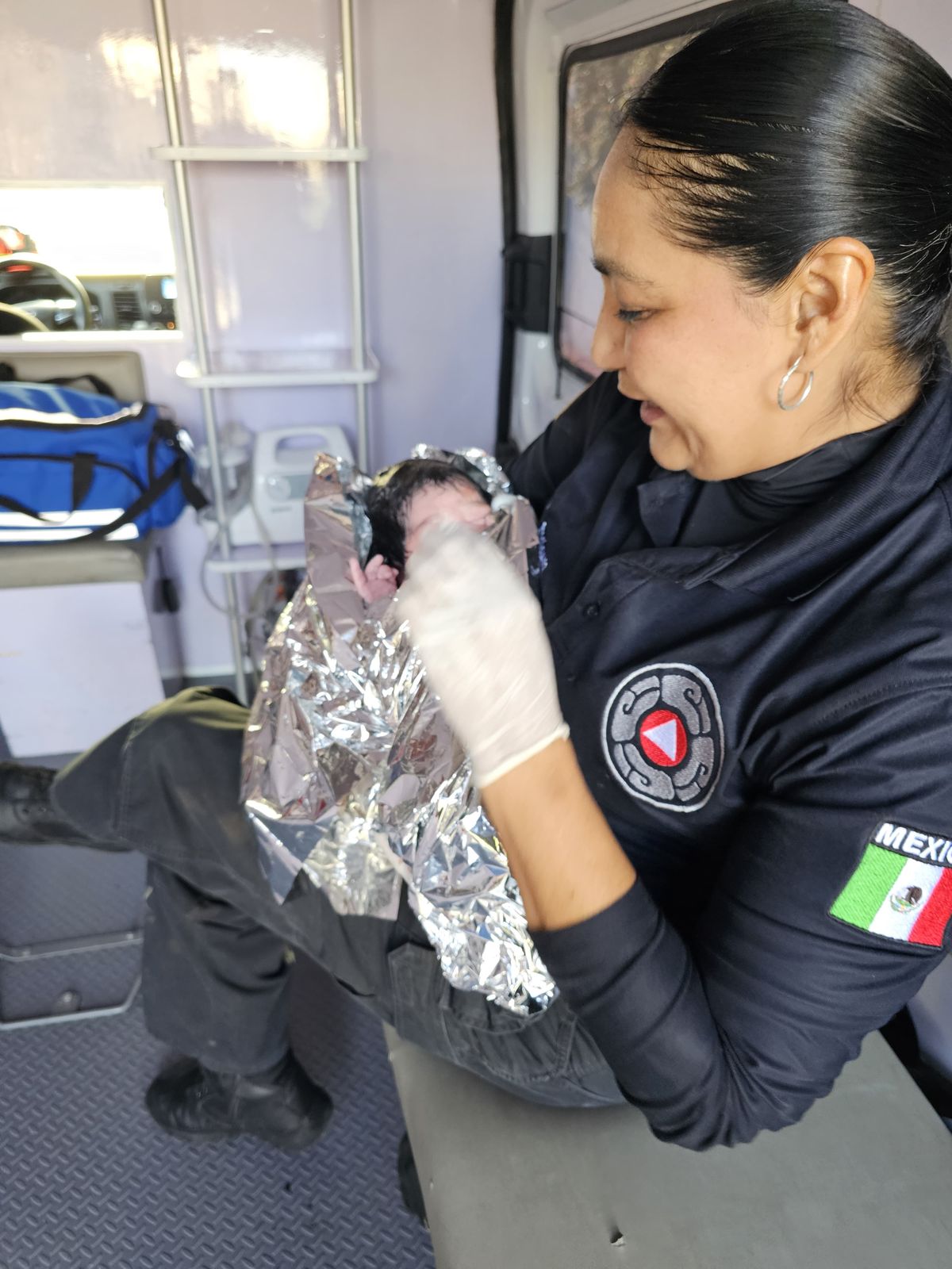 Auxilia Jaguares a mujer que da luz en auto