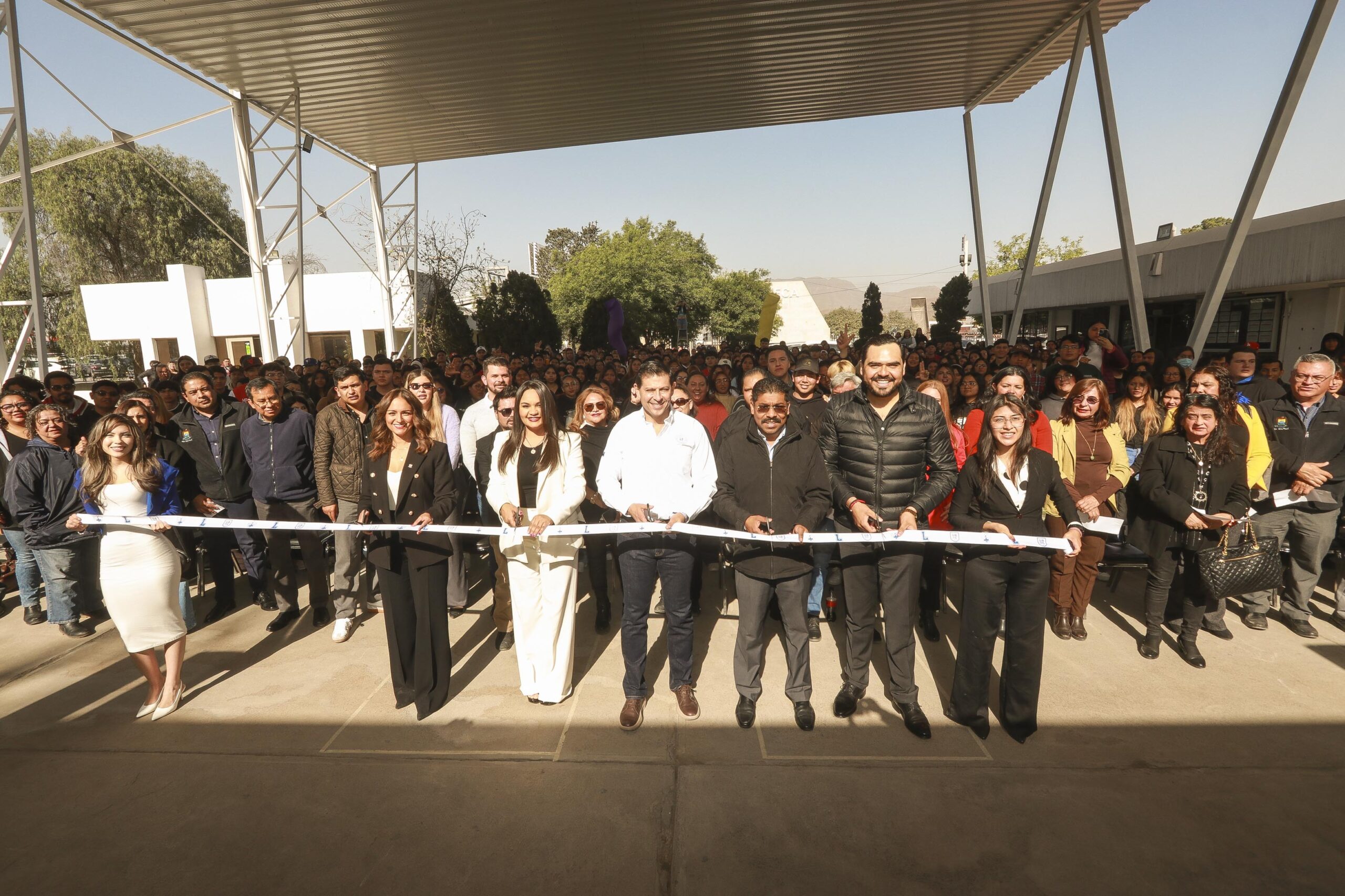 Inaugura Octavio Pimentel, rector de la UAdeC la cubierta bioclimática del patio central de la FCA Unidad Sureste 