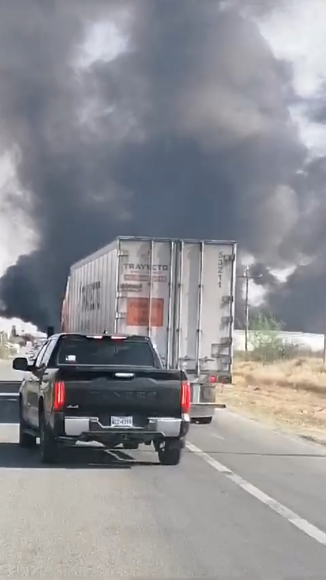 Incendio en Carretera Monterrey-Monclova moviliza a cuerpos de emergencia y afecta vialidad