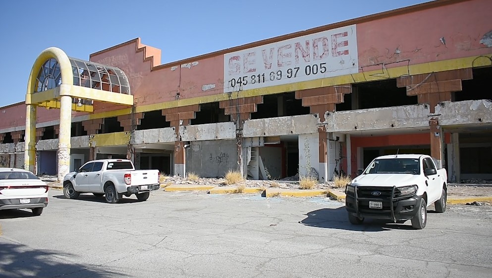 Inician trabajos de demolición en antiguo edificio de Plaza Fiesta Merco en Monclova