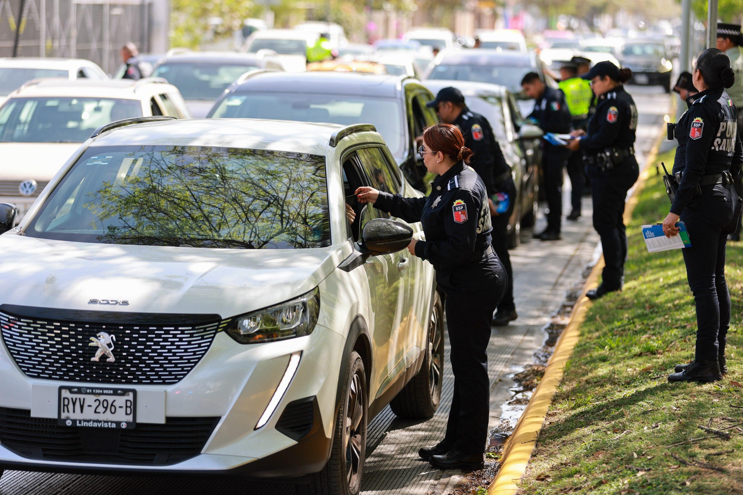 Entregan Policías de San Pedro recomendaciones de seguridad a automovilistas