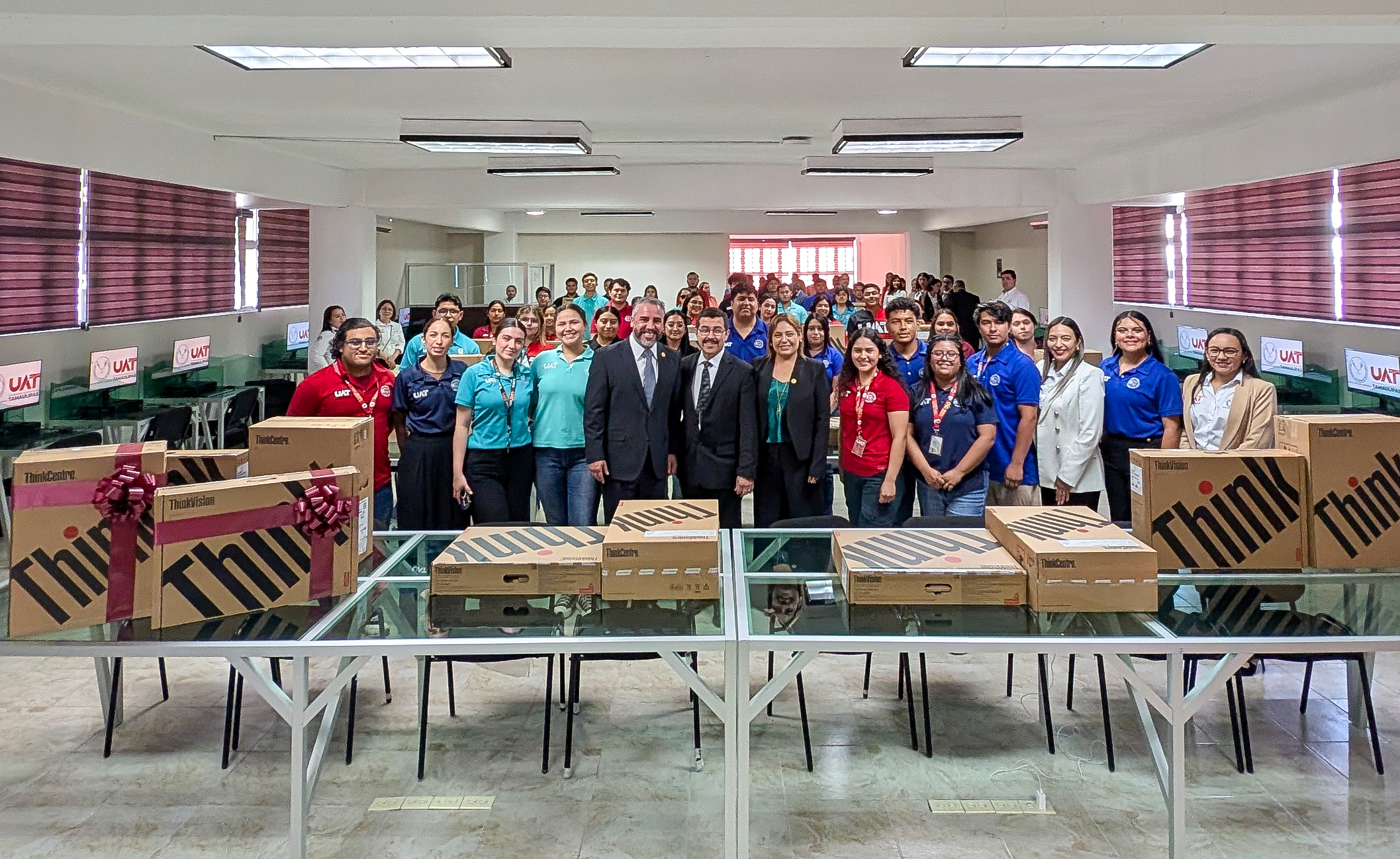 Equipa Dámaso Anaya, rector de la UAT centros de cómputo en Reynosa y Valle Hermoso Equipa Dámaso Anaya, rector de la UAT centros de cómputo en Reynosa y Valle Hermoso