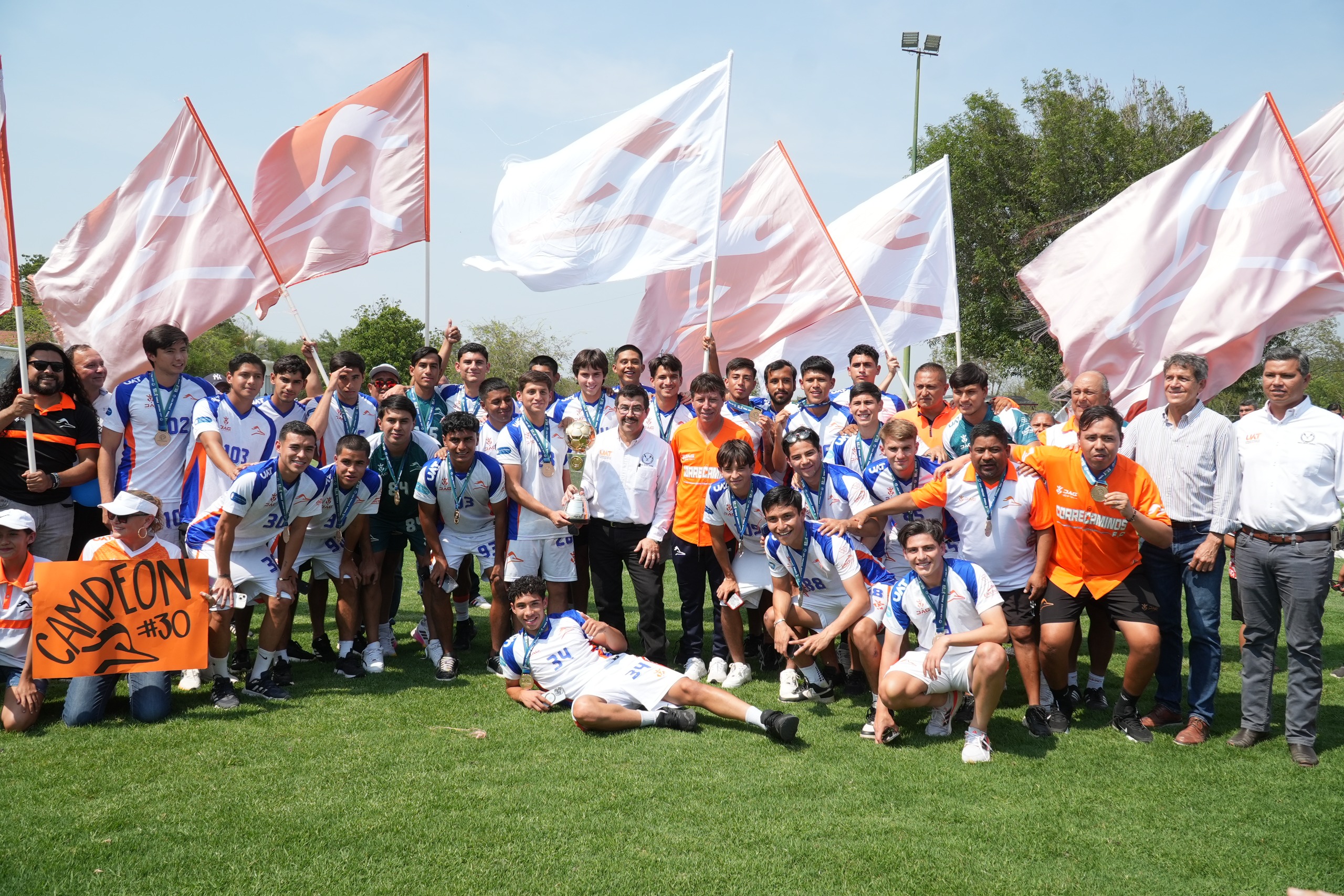 Recibe Dámaso Anaya, rector a los Correcaminos campeones de la Liga Premier Recibe Dámaso Anaya, rector a los Correcaminos campeones de la Liga Premier