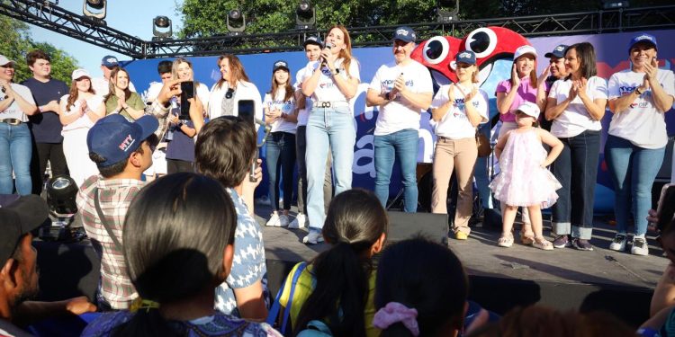 Celebra Gobierno de Monterrey a miles de familias regiomontanas Celebra Gobierno de Monterrey a miles de familias regiomontanas
