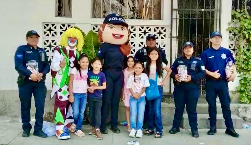 Entregan policías de Santa Catarina dulces a niños en su día Entregan policías de Santa Catarina dulces a niños en su día