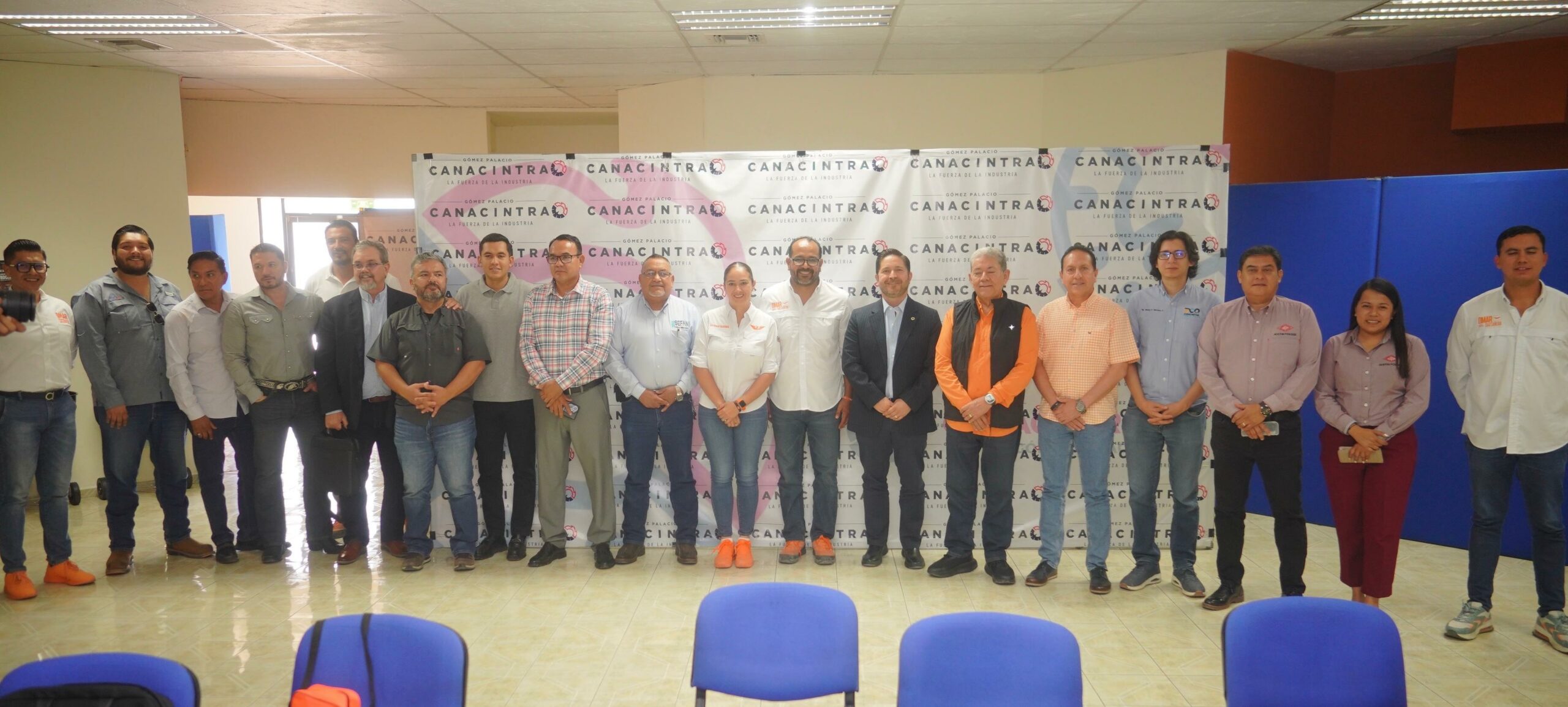 Omar Castañeda y empresarios laguneros firman acuerdos para incentivar y atraer inversiones. Omar Castañeda y empresarios laguneros firman acuerdos para incentivar y atraer inversiones.