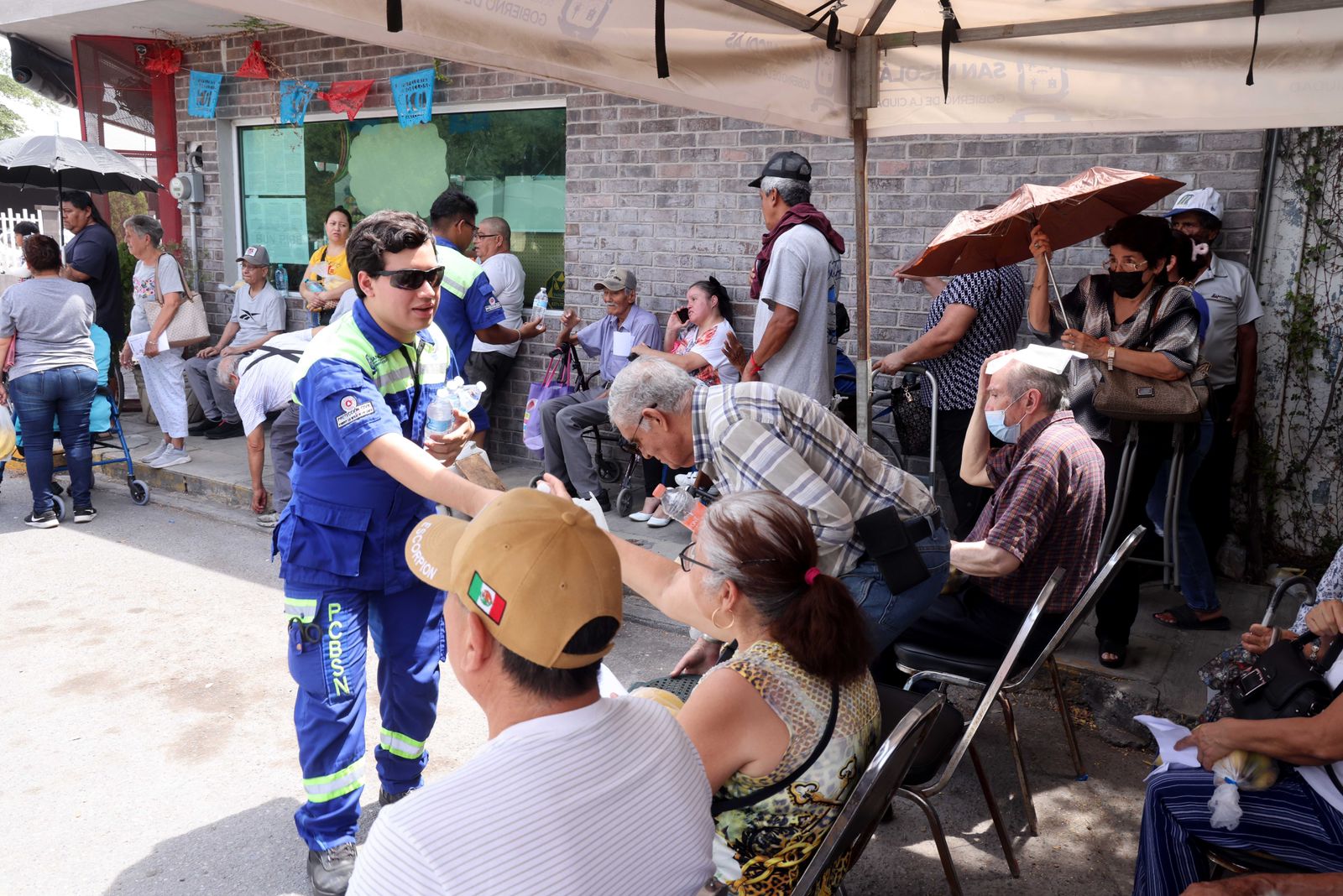 Brinda PC de San Nicolás hidratación a adultos mayores Brinda PC de San Nicolás hidratación a adultos mayores