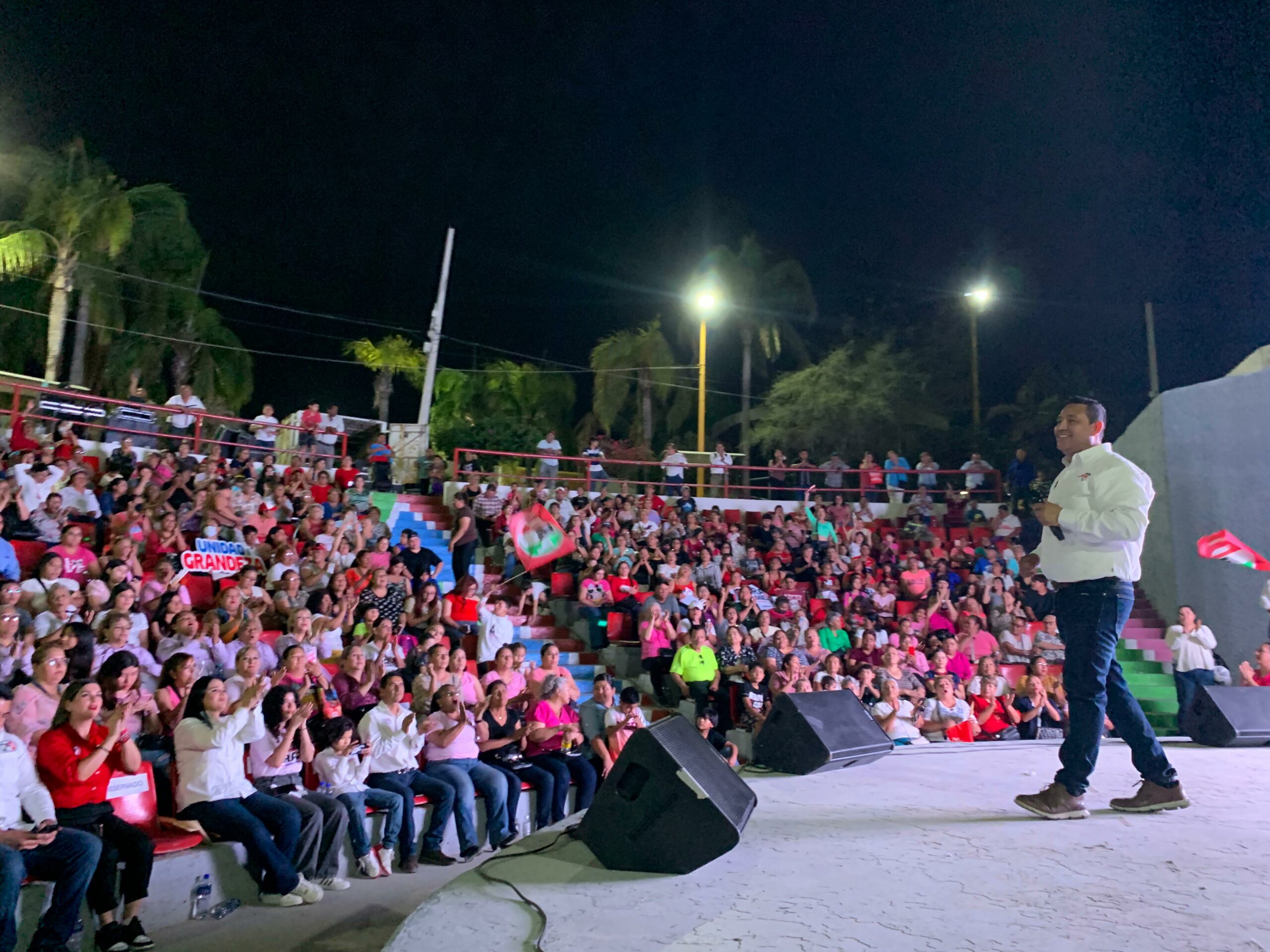 Mil mujeres se reúnen con Raú Meraz y le refrendan su apoyo para este 01 de junio Mil mujeres se reúnen con Raú Meraz y le refrendan su apoyo para este 01 de junio