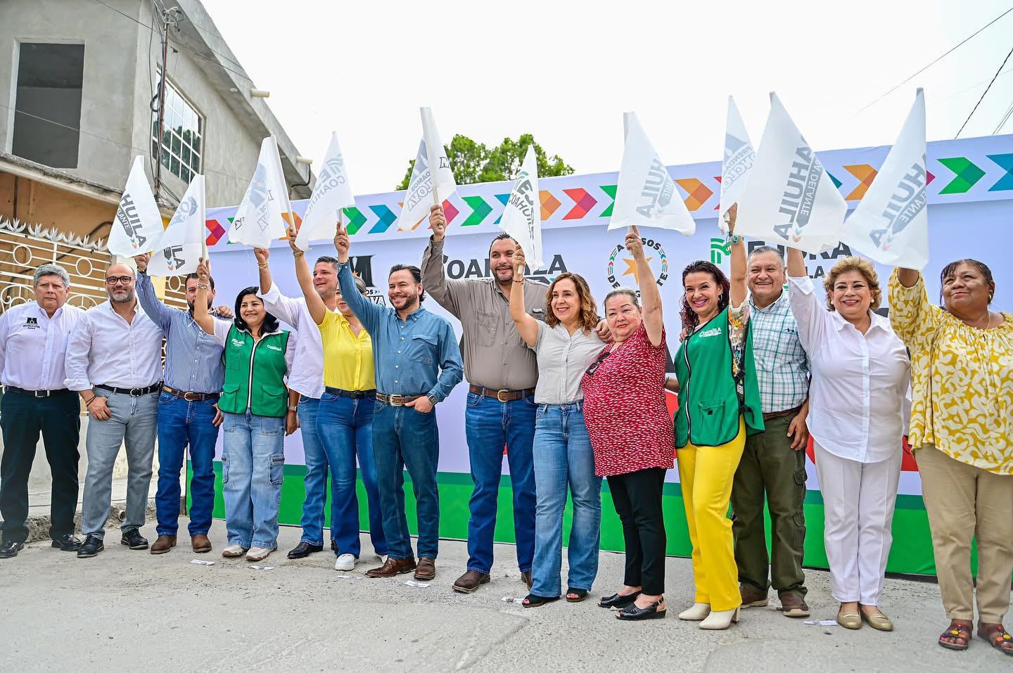 Carlos Villarreal arranca obra de pavimentación en la colonia El Pueblo Carlos Villarreal arranca obra de pavimentación en la colonia El Pueblo