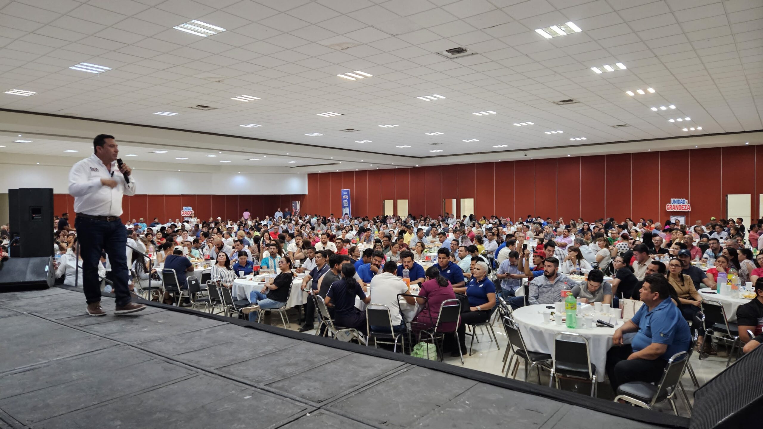 Trabajadores del sector educativo manifiestan su apoyo a Raúl Meraz Trabajadores del sector educativo manifiestan su apoyo a Raúl Meraz