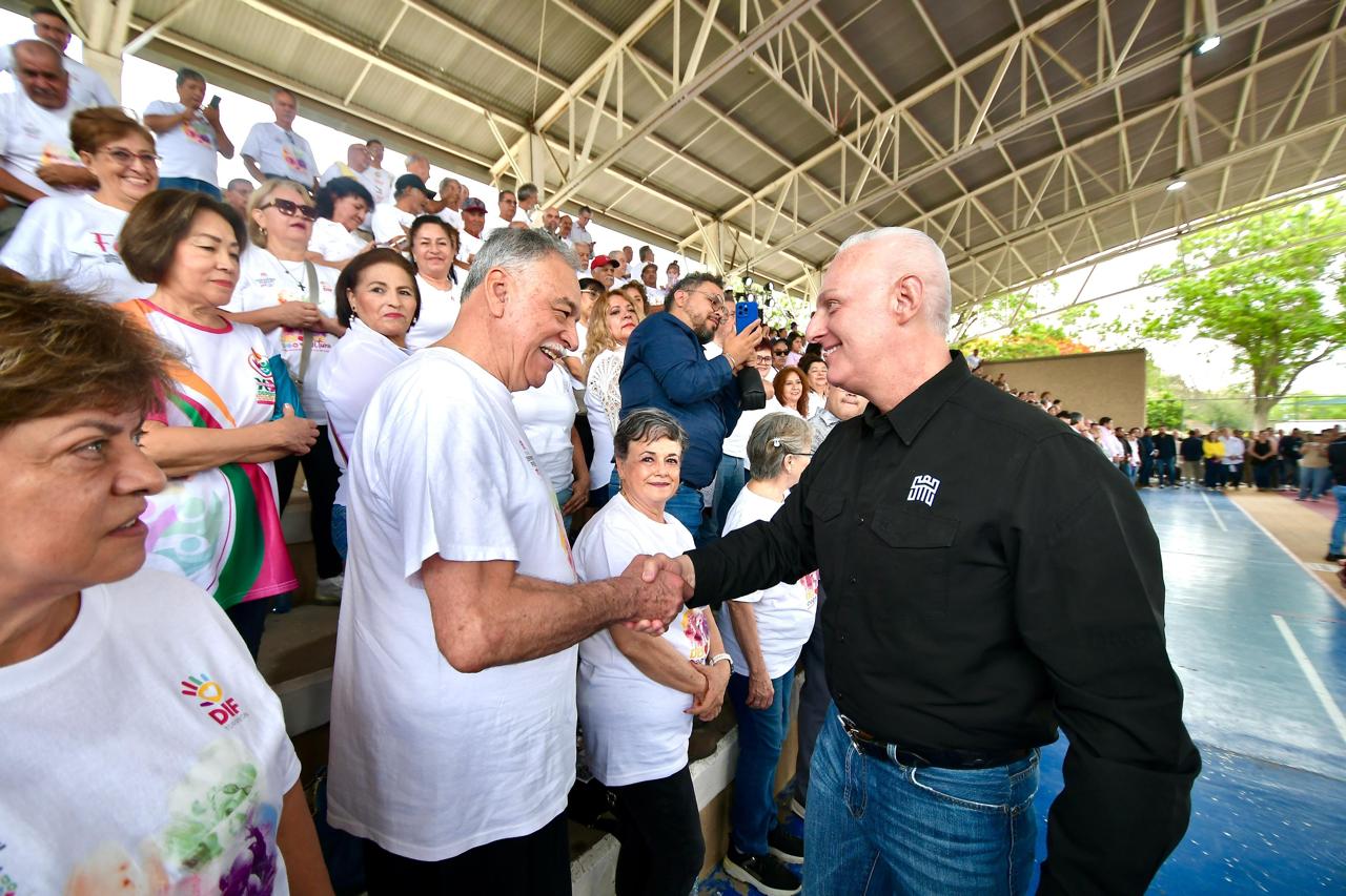Entregan uniformes deportivos a adultos mayores en Torreón Entregan uniformes deportivos a adultos mayores en Torreón