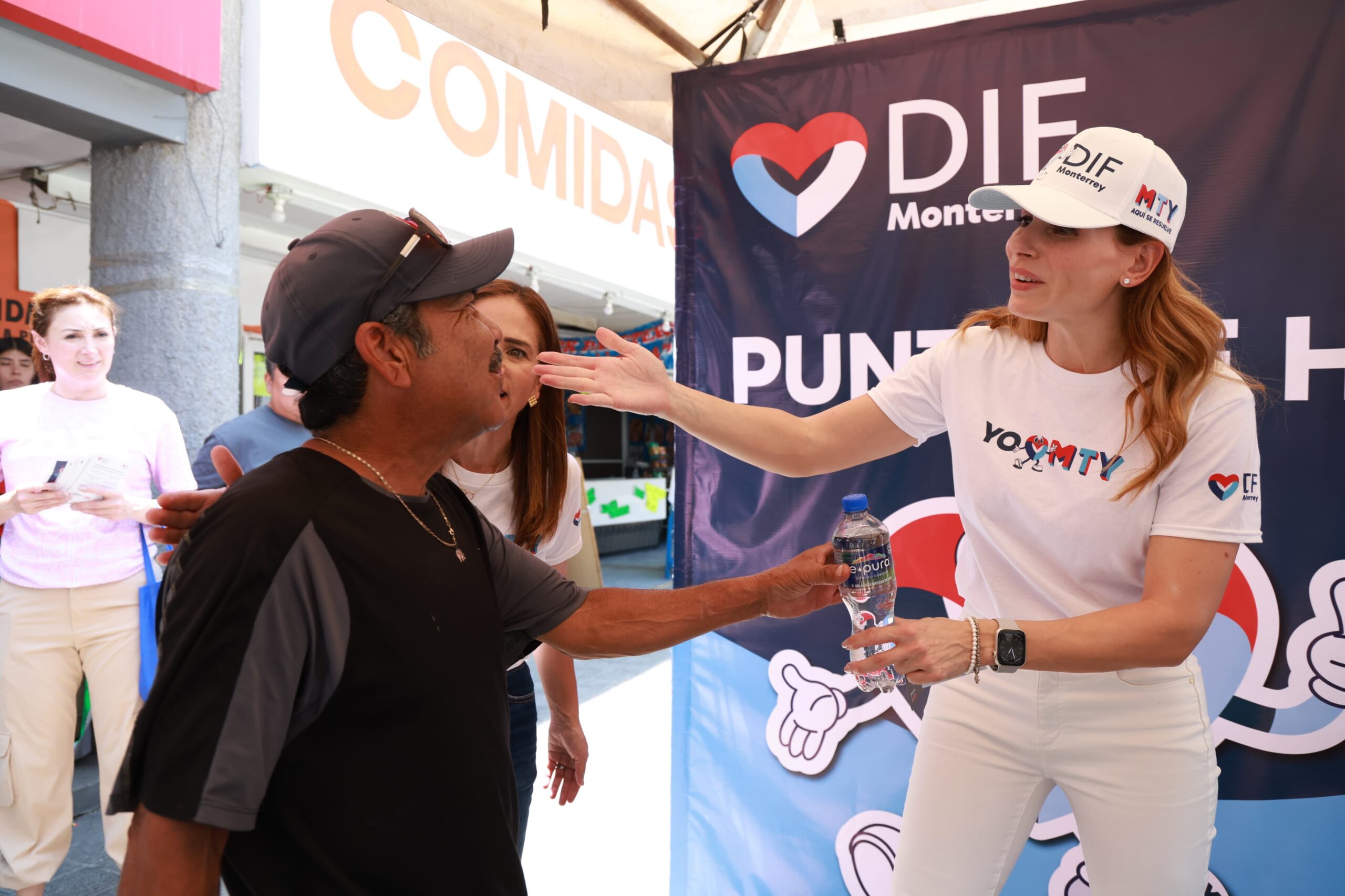 Continúa DIF Monterrey con operativo de hidratación en diversos puntos de la ciudad Continúa DIF Monterrey con operativo de hidratación en diversos puntos de la ciudad