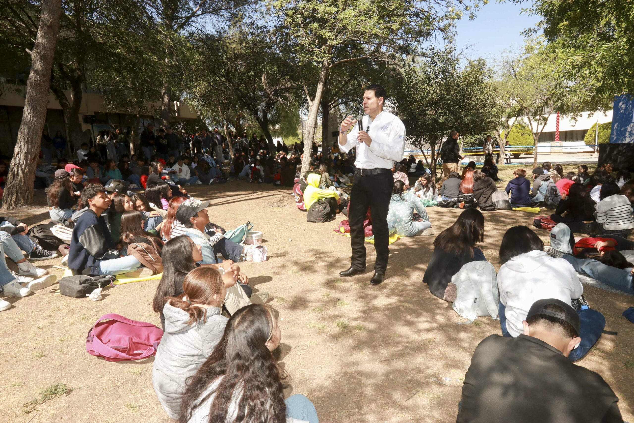 Imparte Octavio Pimentel, rector de la UAdeC la Charla “Hablemos de Resiliencia” Durante la Semana Cultural Lince de la Preparatoria Número Uno