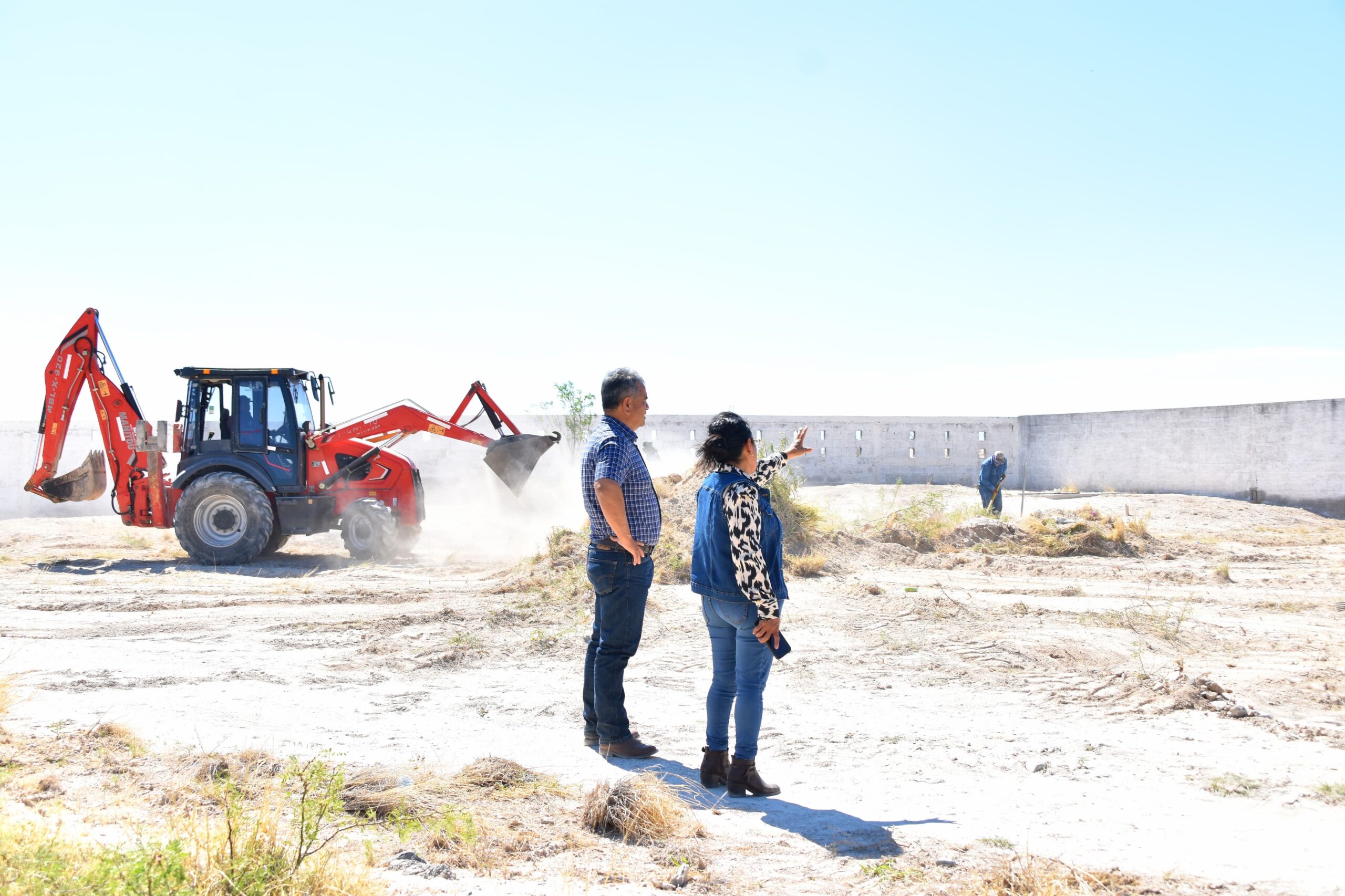 Supervisa Víctor Leija trabajos en el panteón municipal San José Supervisa Víctor Leija trabajos en el panteón municipal San José