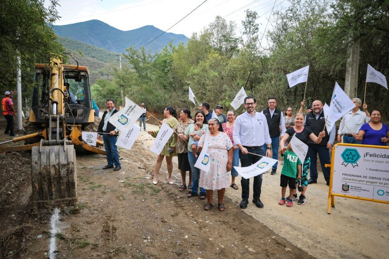 David de la Peña da el banderazo de arranque a más obras de vialidad en las comunidades de Los Fierros y Los Rodríguez David de la Peña da el banderazo de arranque a más obras de vialidad en las comunidades de Los Fierros y Los Rodríguez
