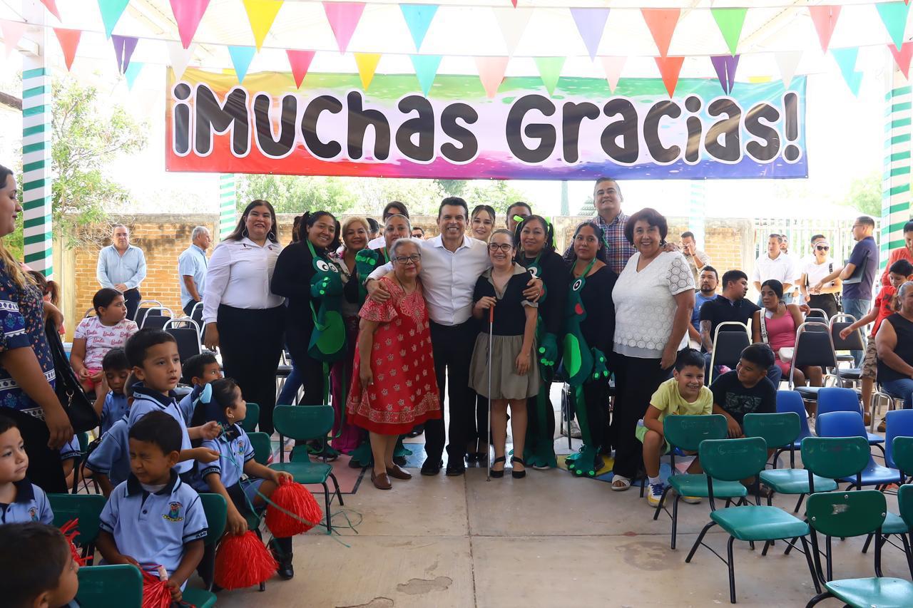 Entrega Lalo Gattás techumbre a Jardín de Niños América Entrega Lalo Gattás techumbre a Jardín de Niños América