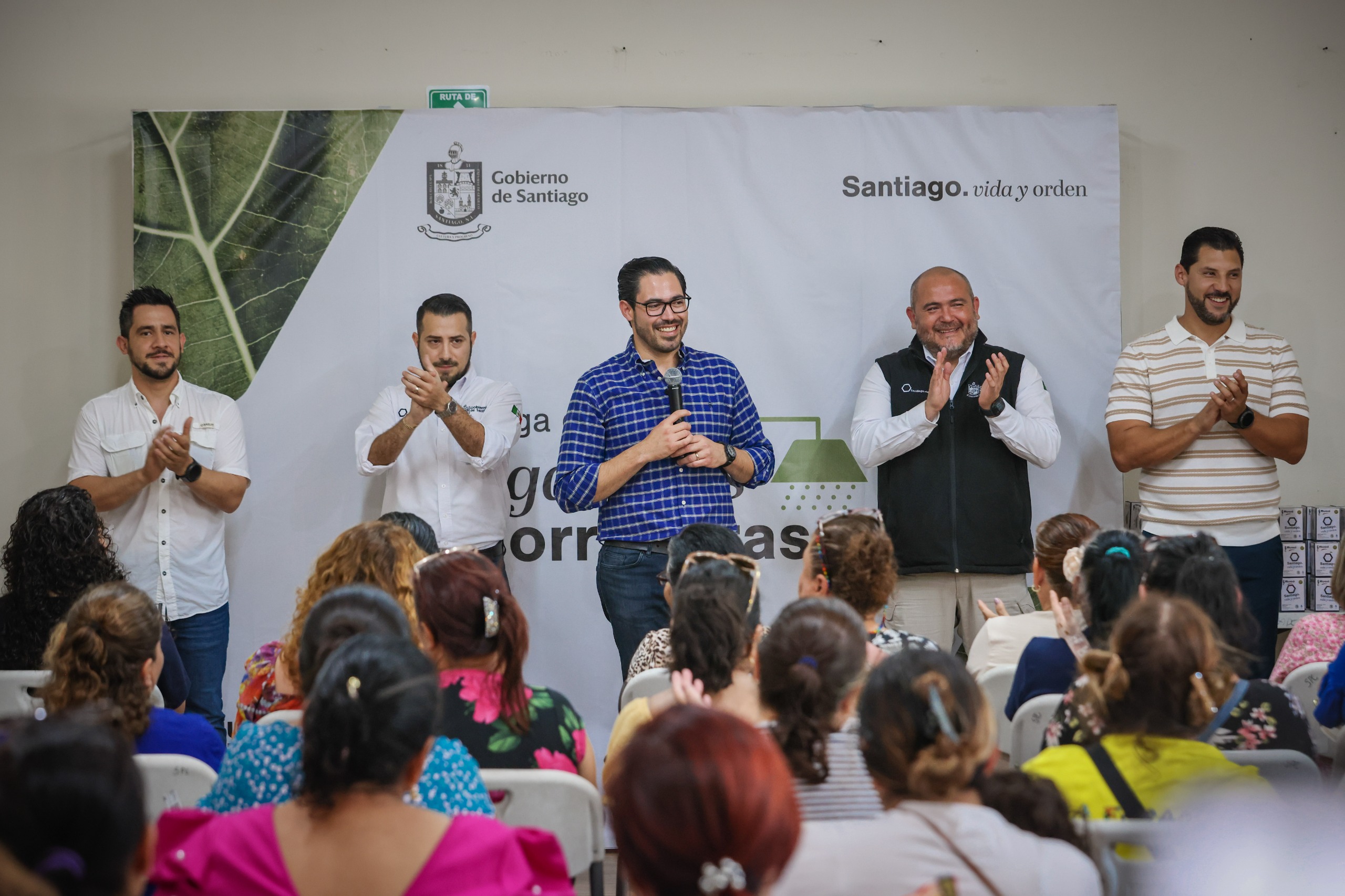 Entrega David de la Peña regaderas ahorradoras en Santiago para fomentar el uso responsable del agua Entrega David de la Peña regaderas ahorradoras en Santiago para fomentar el uso responsable del agua