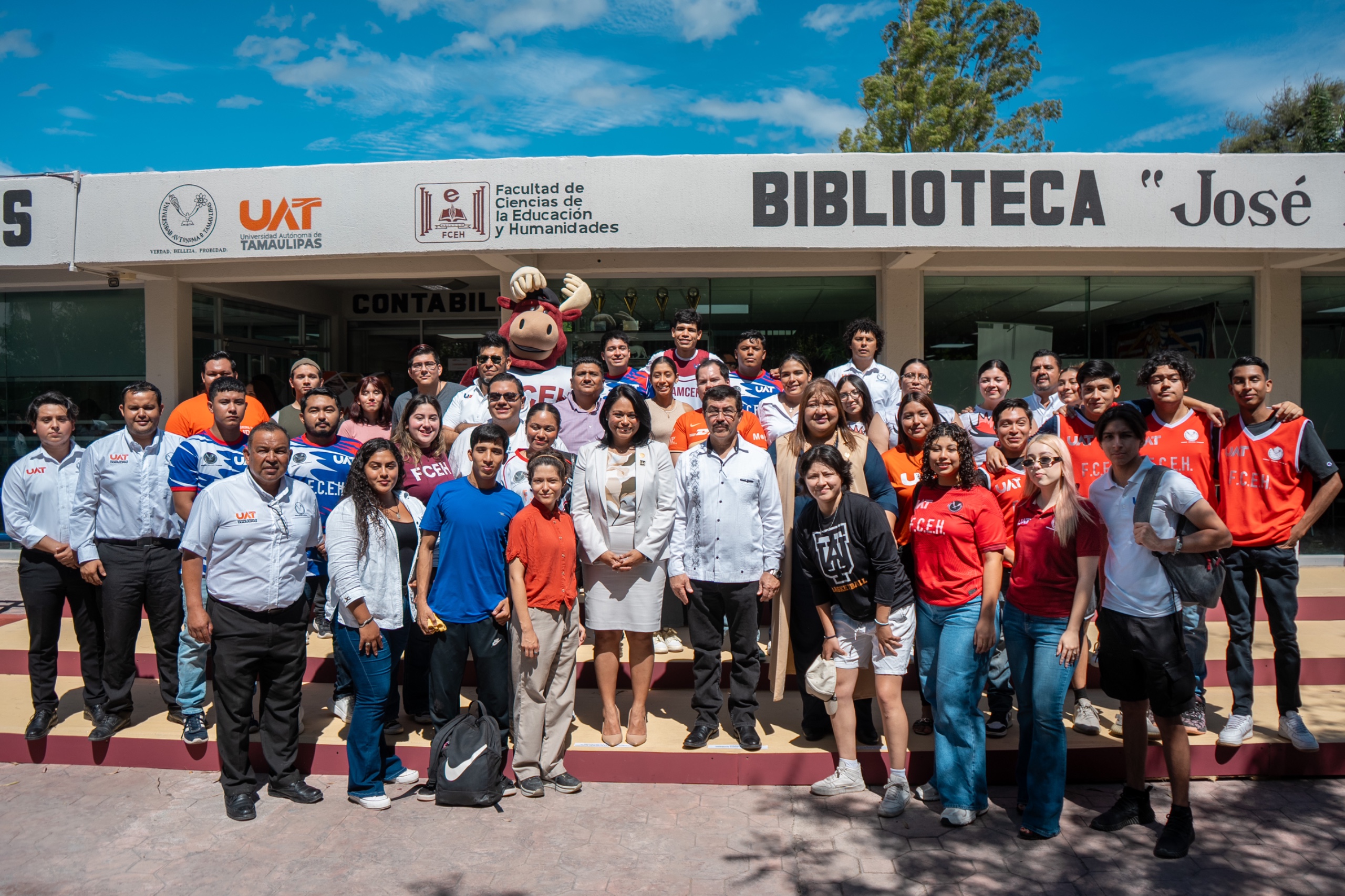 Entrega rector Dámaso Anaya equipamiento en la Facultad de Ciencias de la Educación y Humanidades