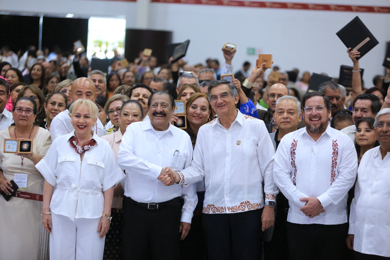 Refrenda Américo Villarreal alianza con maestros; entrega 284 condecoraciones Refrenda Américo Villarreal alianza con maestros; entrega 284 condecoraciones