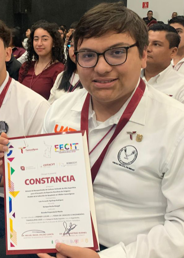 Estudiante de la UAT investiga cura contra el cáncer Estudiante de la UAT investiga cura contra el cáncer