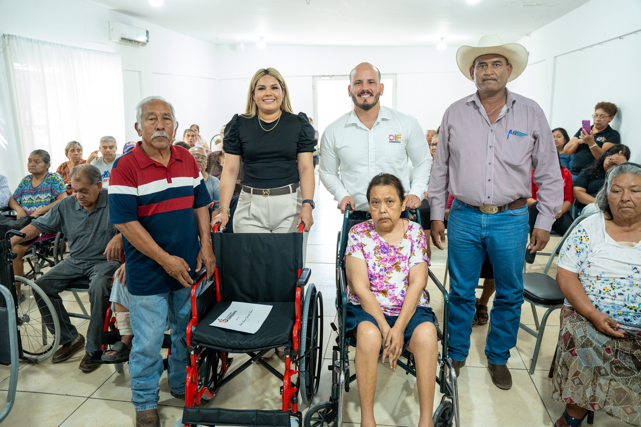 Entregan 15 sillas de ruedas a personas con discapacidad en Castaños Entregan 15 sillas de ruedas a personas con discapacidad en Castaños