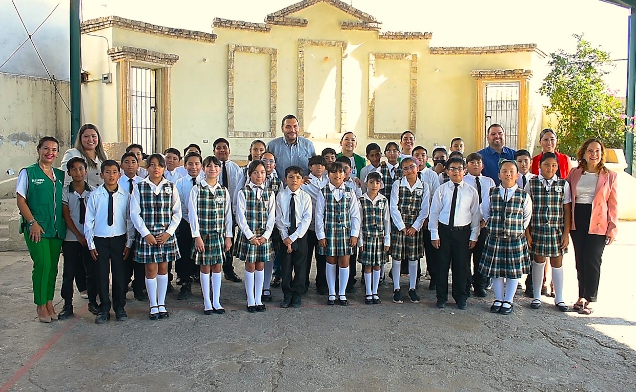 Niños de Monclova interpretan versión completa del Himno Nacional en emotiva ceremonia cívica