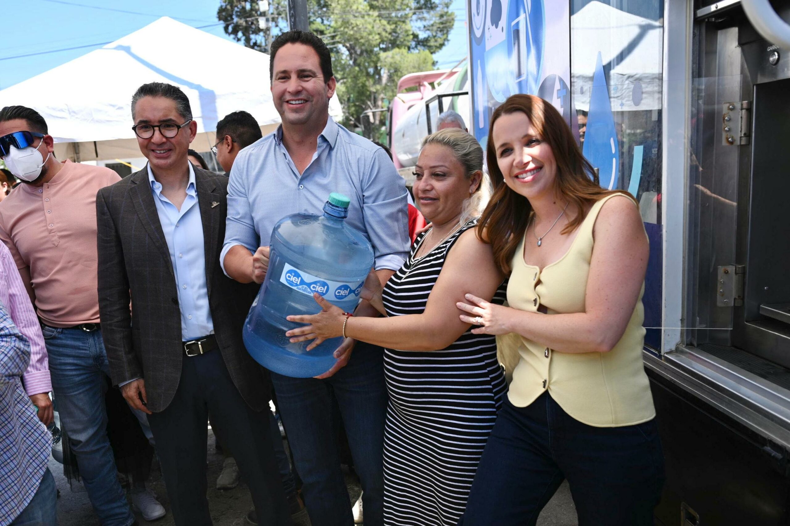 Llevan Gobierno de Coahuila y Arca Continental agua potable a comunidades de Saltillo Llevan Gobierno de Coahuila y Arca Continental agua potable a comunidades de Saltillo