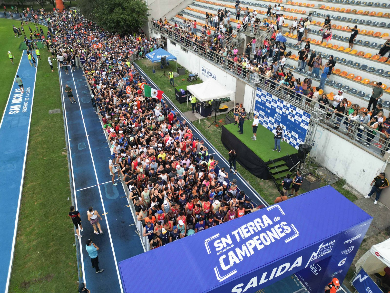 Corren más de 2 mil 500 corredores el 21K San Nicolás Corren más de 2 mil 500 corredores el 21K San Nicolás