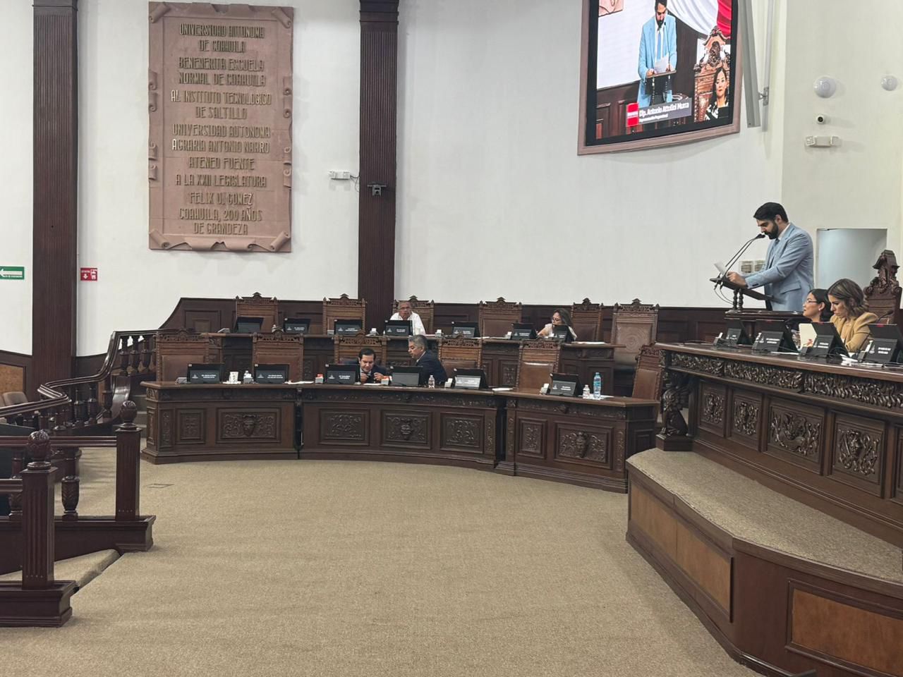Morena abandona a Attonili en sesión Morena abandona a Attonili en sesión