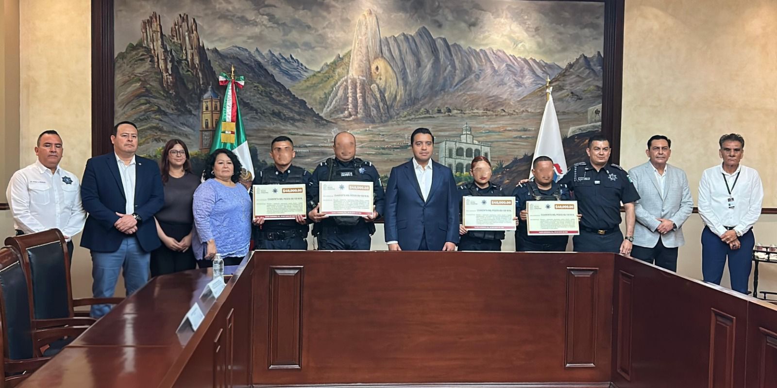 Entrega Jesús Nava estímulo económico a policías Entrega Jesús Nava estímulo económico a policías