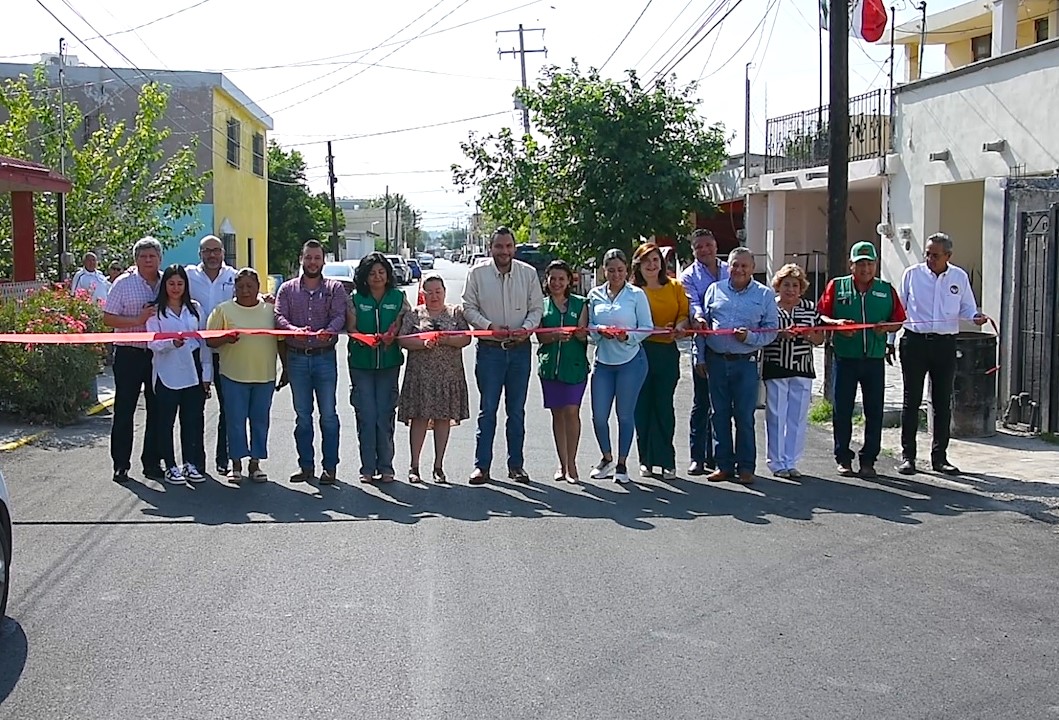 Entrega Carlos Villarreal nueva obra de recarpeteo en la colonia El Pueblo Entrega Carlos Villarreal nueva obra de recarpeteo en la colonia El Pueblo