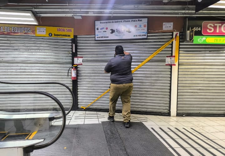 Catea Fiscalía local en Plaza de la Tecnología por robo de celular; aseguran dispositivos y detienen a una persona