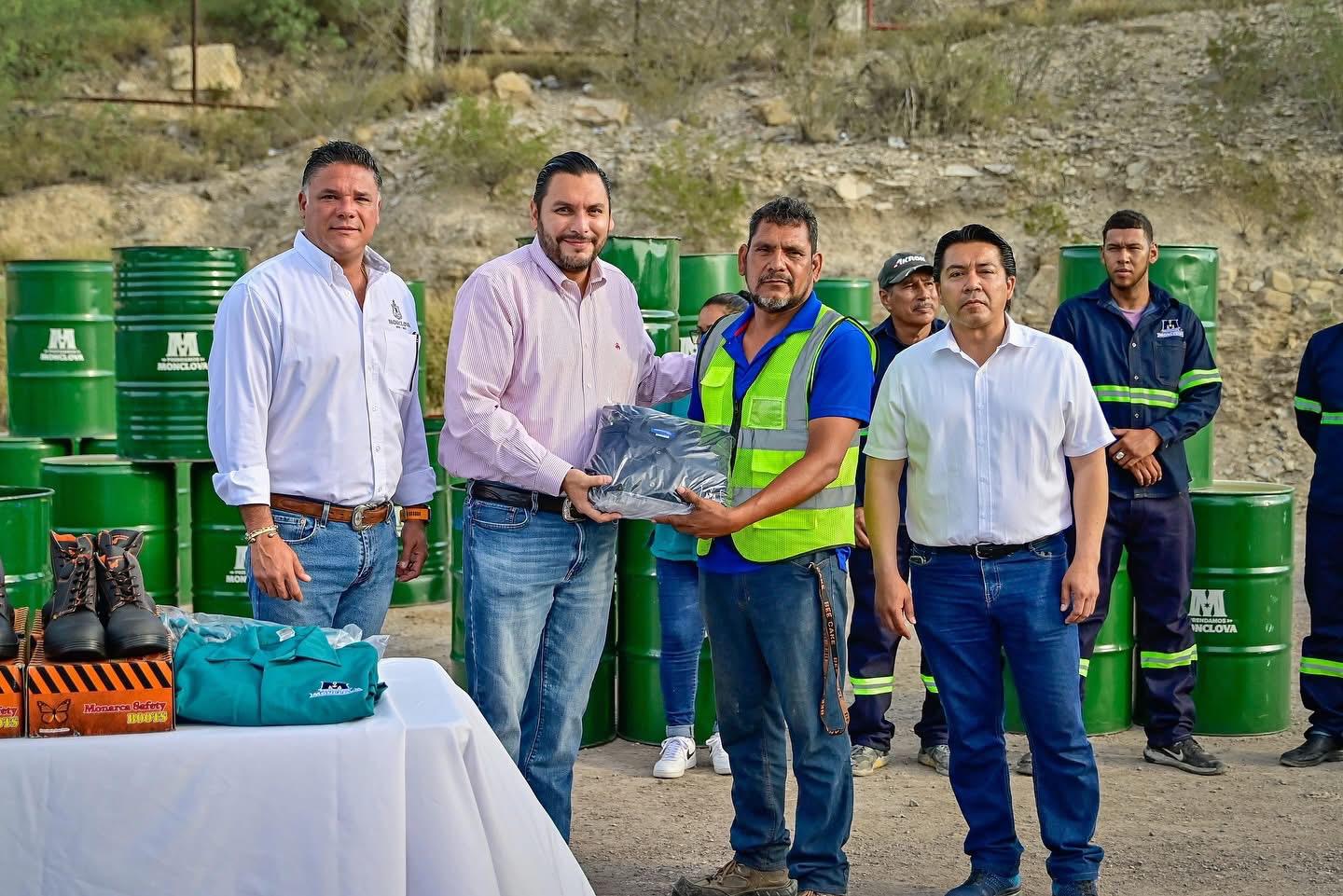 Carlos Villarreal entrega uniformes e inicia brigada de entrega de botes de basura Carlos Villarreal entrega uniformes e inicia brigada de entrega de botes de basura