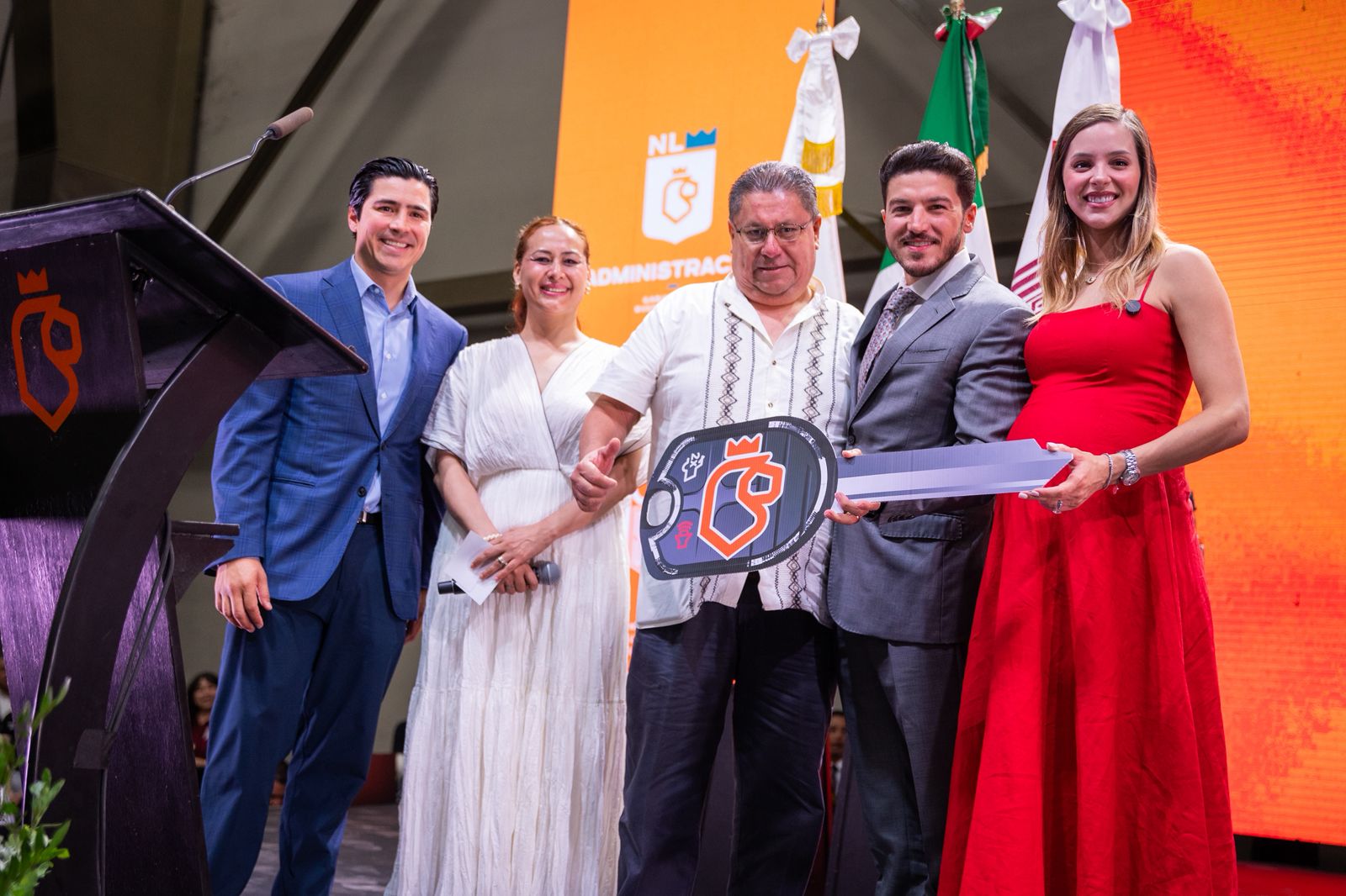 Festejan Samuel García y Mariana Rodríguez a padres servidores públicos del Gobierno de Nuevo León Festejan Samuel García y Mariana Rodríguez a padres servidores públicos del Gobierno de Nuevo León