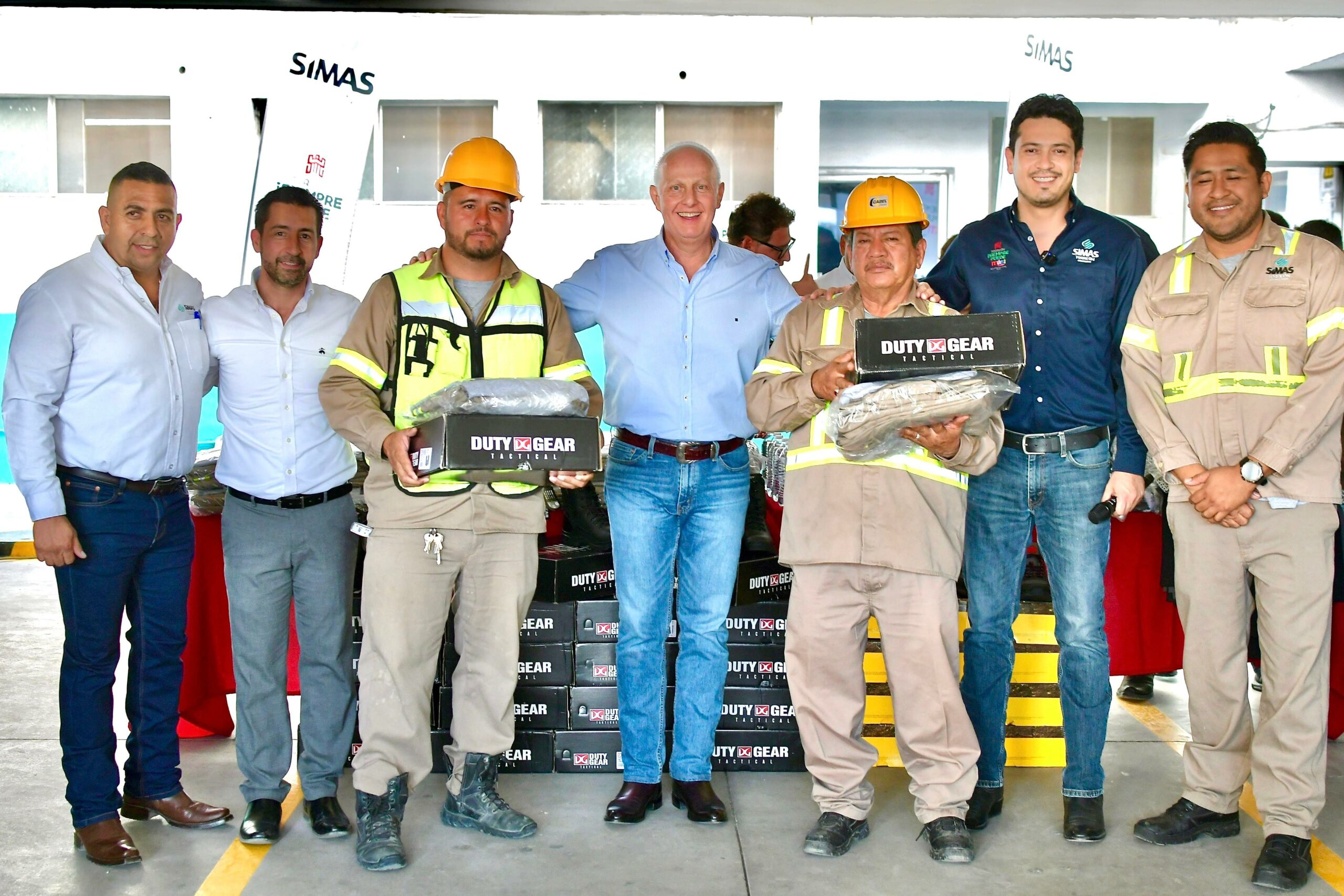Román Cepeda reconoce el trabajo de los trabajadores del SIMAS Torreón, y les entrega uniformes Román Cepeda reconoce el trabajo de los trabajadores del SIMAS Torreón, y les entrega uniformes