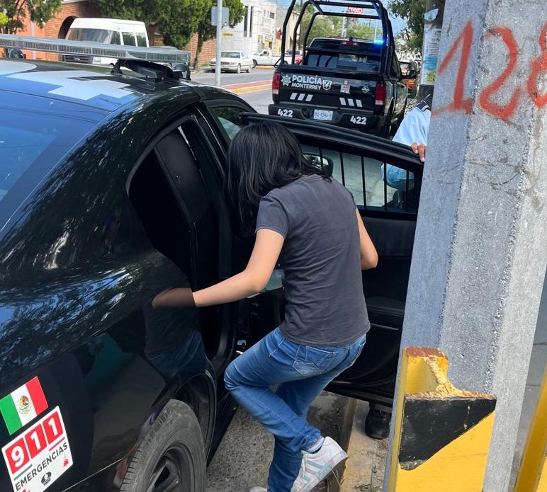 Localizan Policías de Monterrey a niña extraviada Localizan Policías de Monterrey a niña extraviada