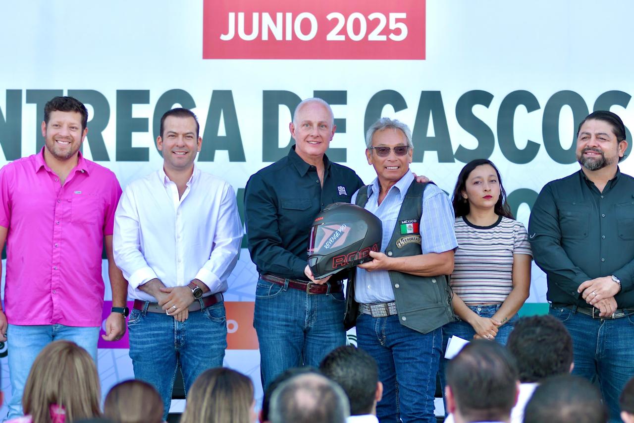Román Cepeda entrega 500 cascos a motociclistas responsables Román Cepeda entrega 500 cascos a motociclistas responsables