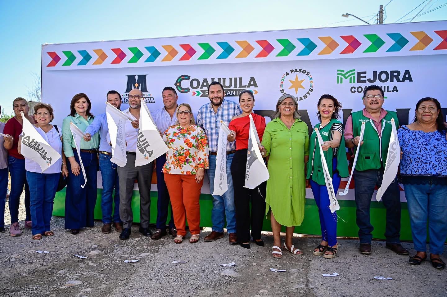 Carlos Villarreal arranca obra de pavimentación en la colonia Lupita Murguía Carlos Villarreal arranca obra de pavimentación en la colonia Lupita Murguía
