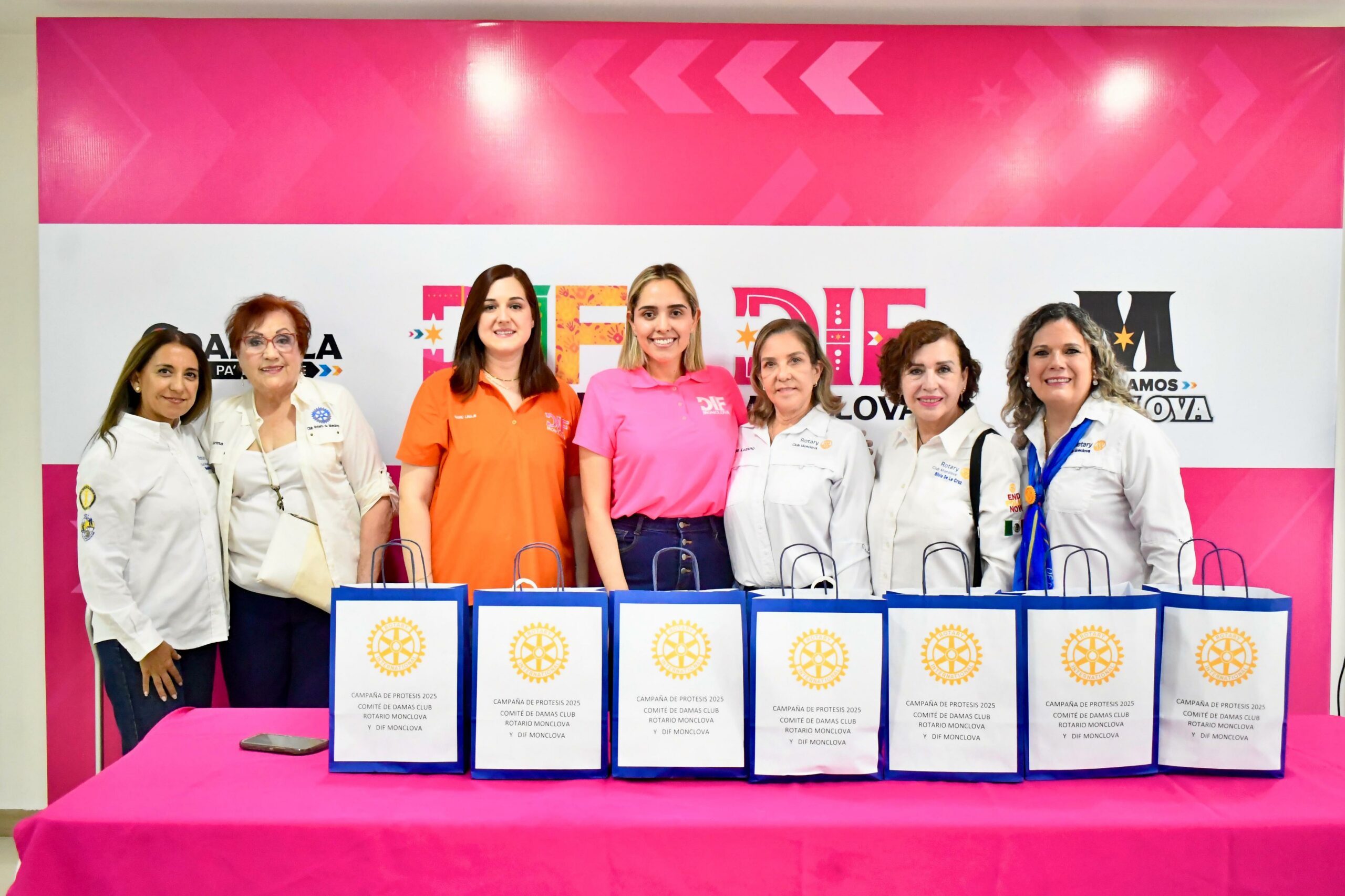 Encabeza Mavi Sosa entrega de prótesis de mama a mujeres de Monclova Encabeza Mavi Sosa entrega de prótesis de mama a mujeres de Monclova