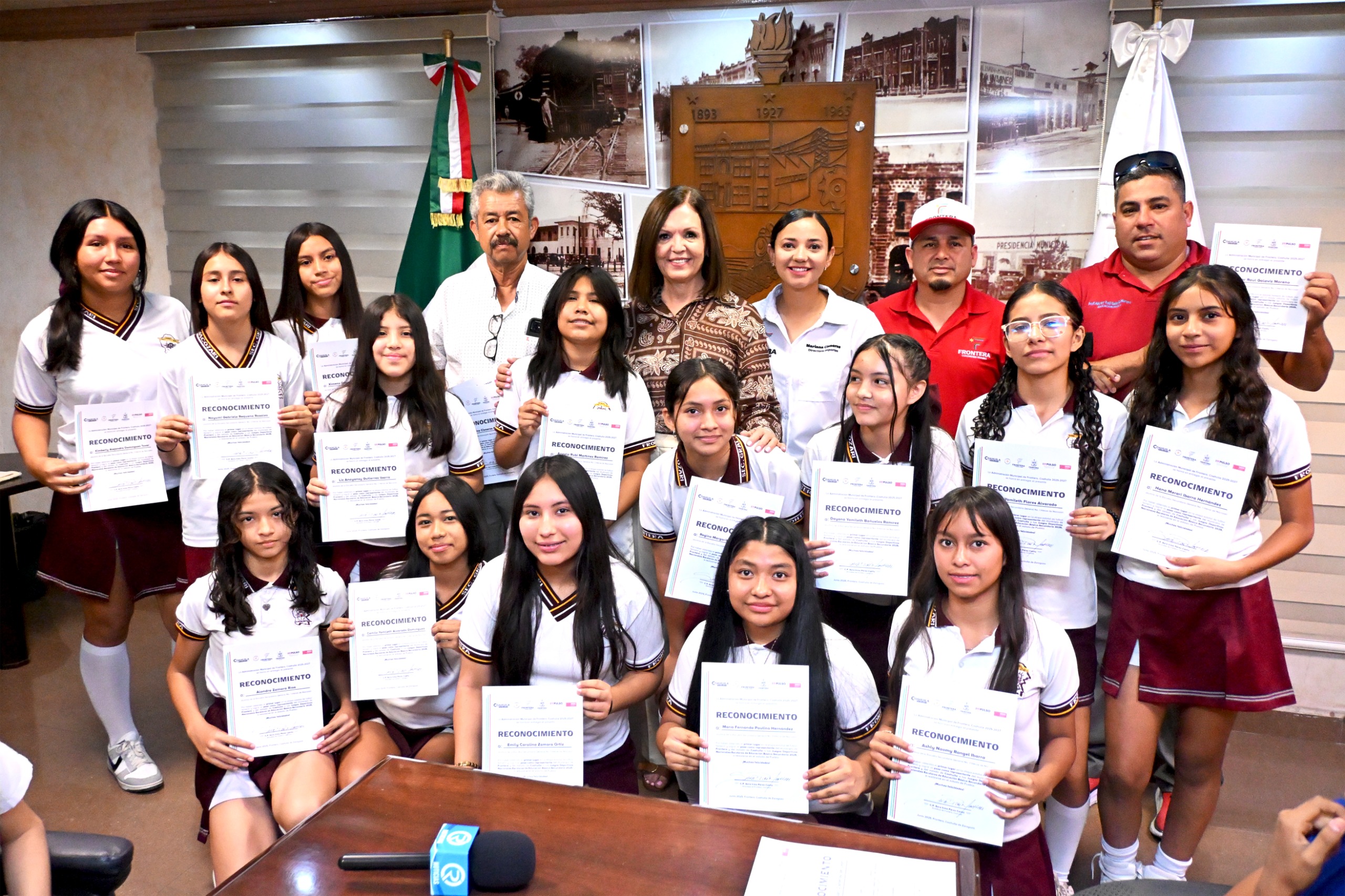 Sari Pérez reconoce a estudiantes que representarán a Frontera en nacionales Sari Pérez reconoce a estudiantes que representarán a Frontera en nacionales
