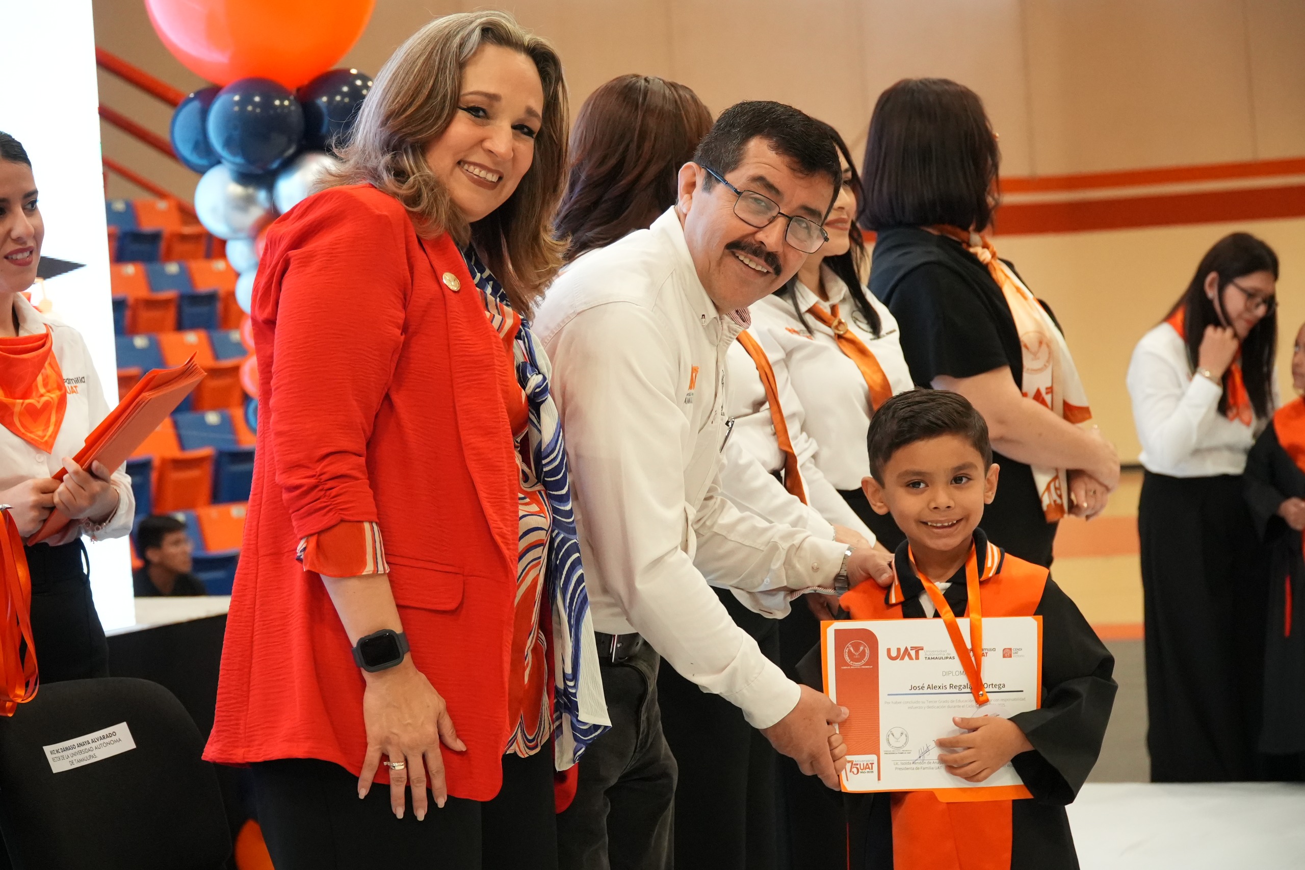 El rector Dámaso Anaya y la Lic. Isolda Rendón presiden graduación de CENDIS de la UAT El rector Dámaso Anaya y la Lic. Isolda Rendón presiden graduación de CENDIS de la UAT