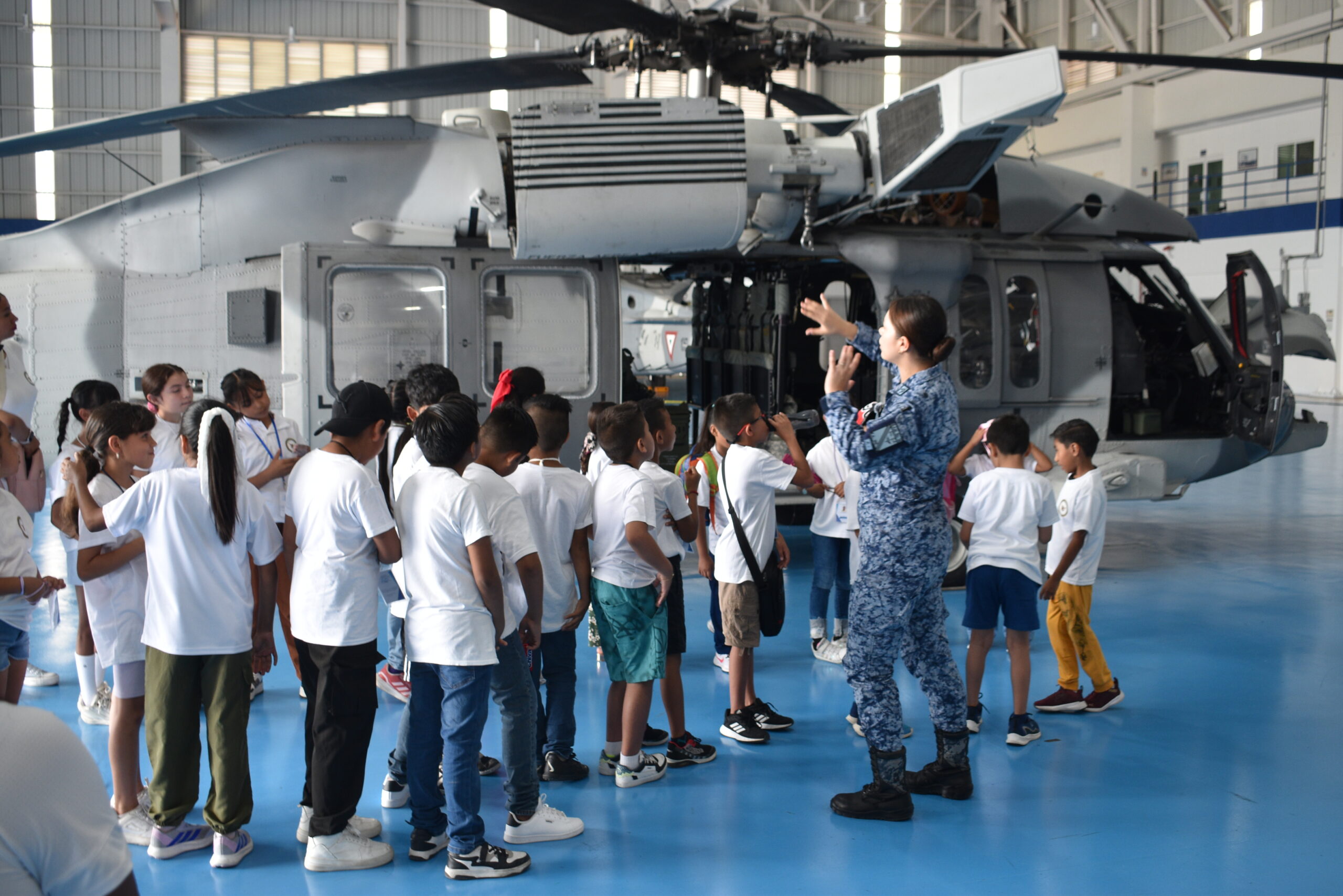 Niños y padres de familia visitan la Base Aérea Militar No. 14 en Apodaca, N.L. Niños y padres de familia visitan la Base Aérea Militar No. 14 en Apodaca, N.L.