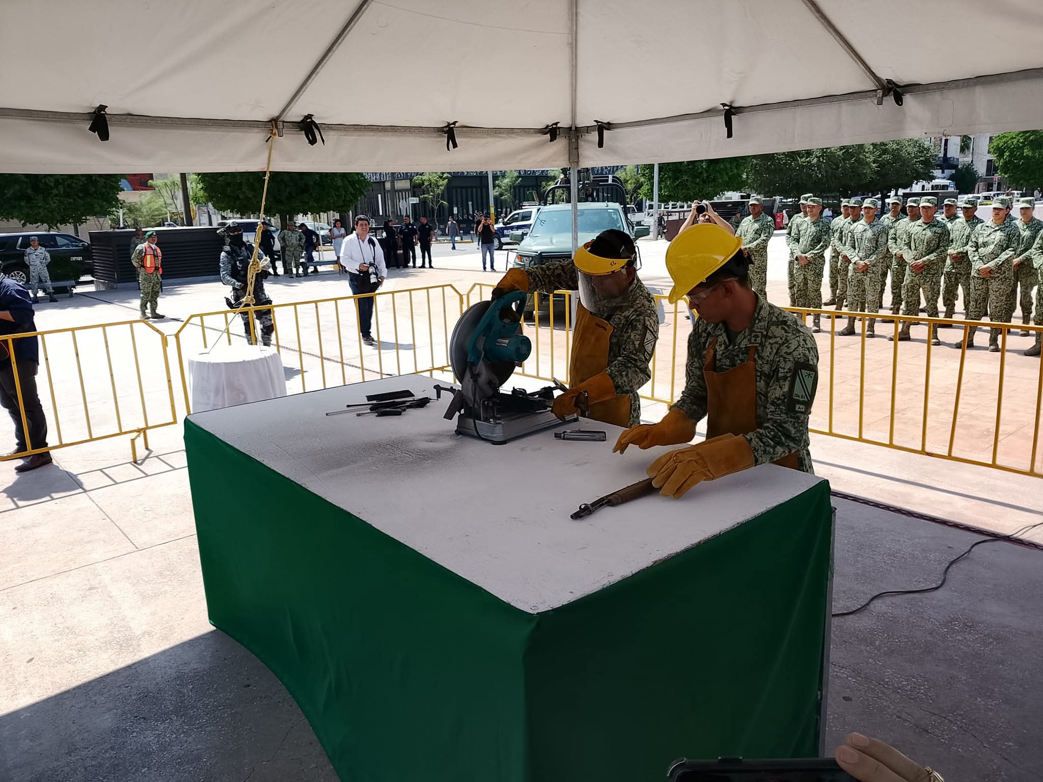 Realizan destrucción de armamento en la explanada de la Plaza Mayor en Torreón