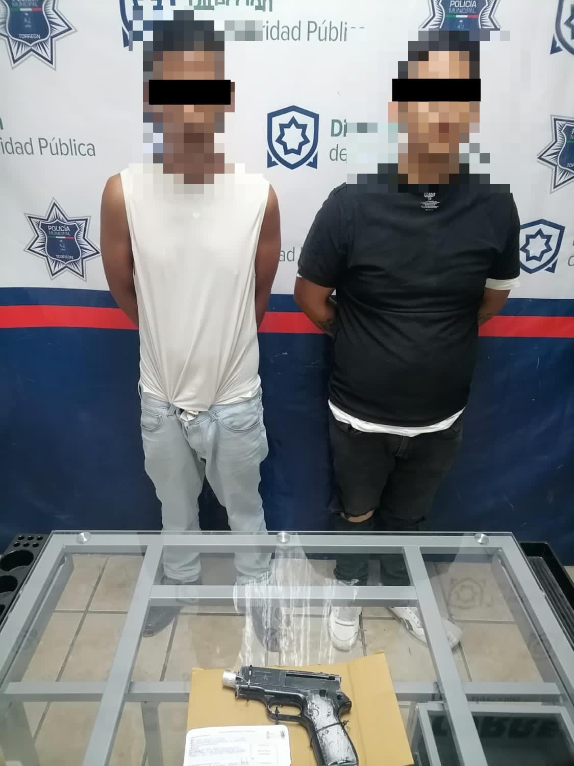 DETENIDOS POR AMENAZAS Y PORTACIÓN DE RÉPLICA DE ARMA DE FUEGO EN EL CENTRO DE TORREÓN DETENIDOS POR AMENAZAS Y PORTACIÓN DE RÉPLICA DE ARMA DE FUEGO EN EL CENTRO DE TORREÓN