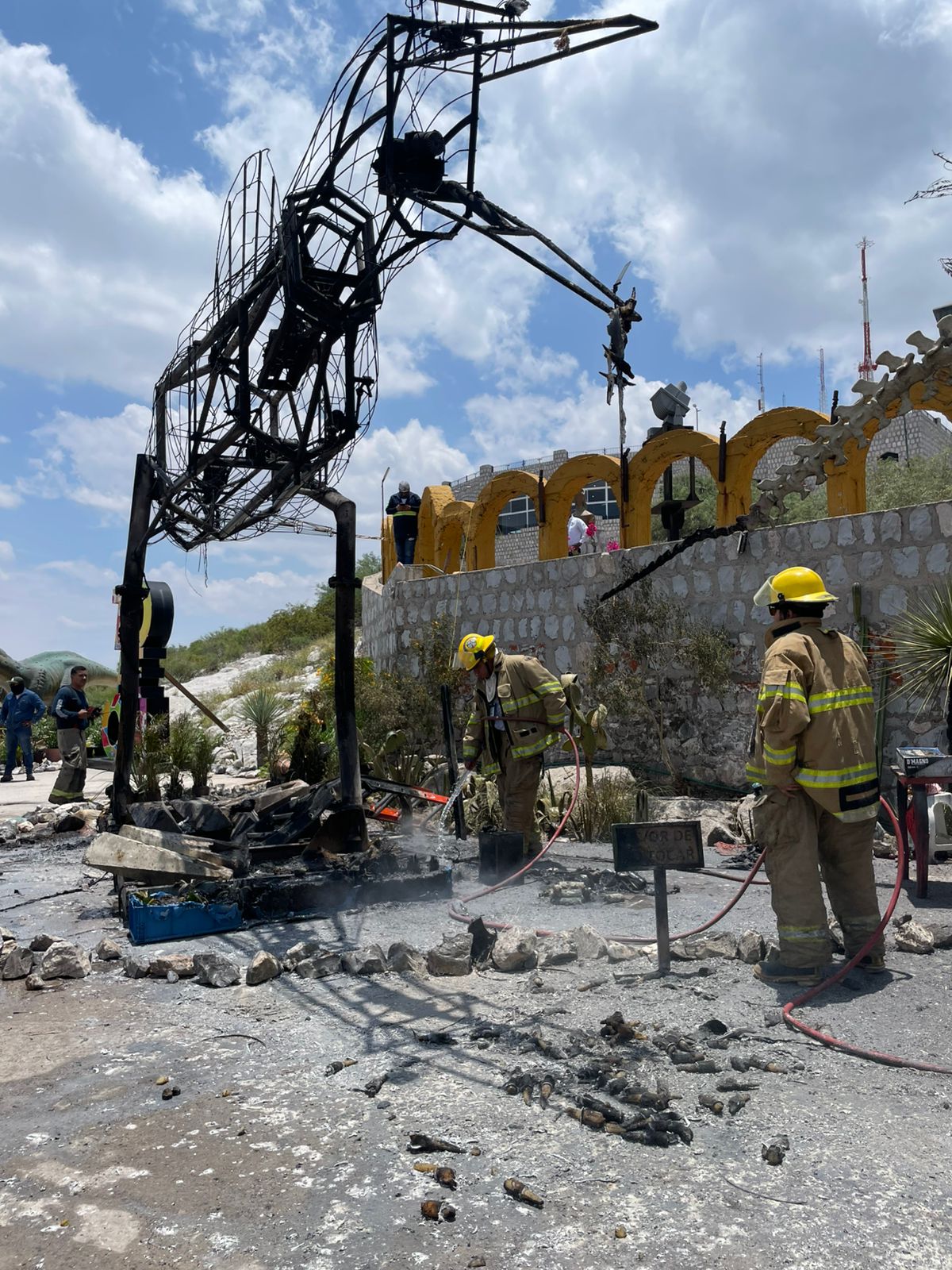 Corto circuito ocasiona incendio en sistema de dinosaurio animatronics en Torreón
