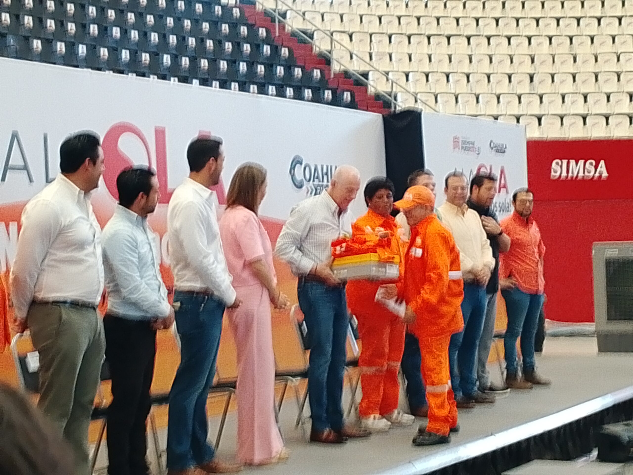 Entregan uniformes a la Ola en el municipio de Torreón Entregan uniformes a la Ola en el municipio de Torreón