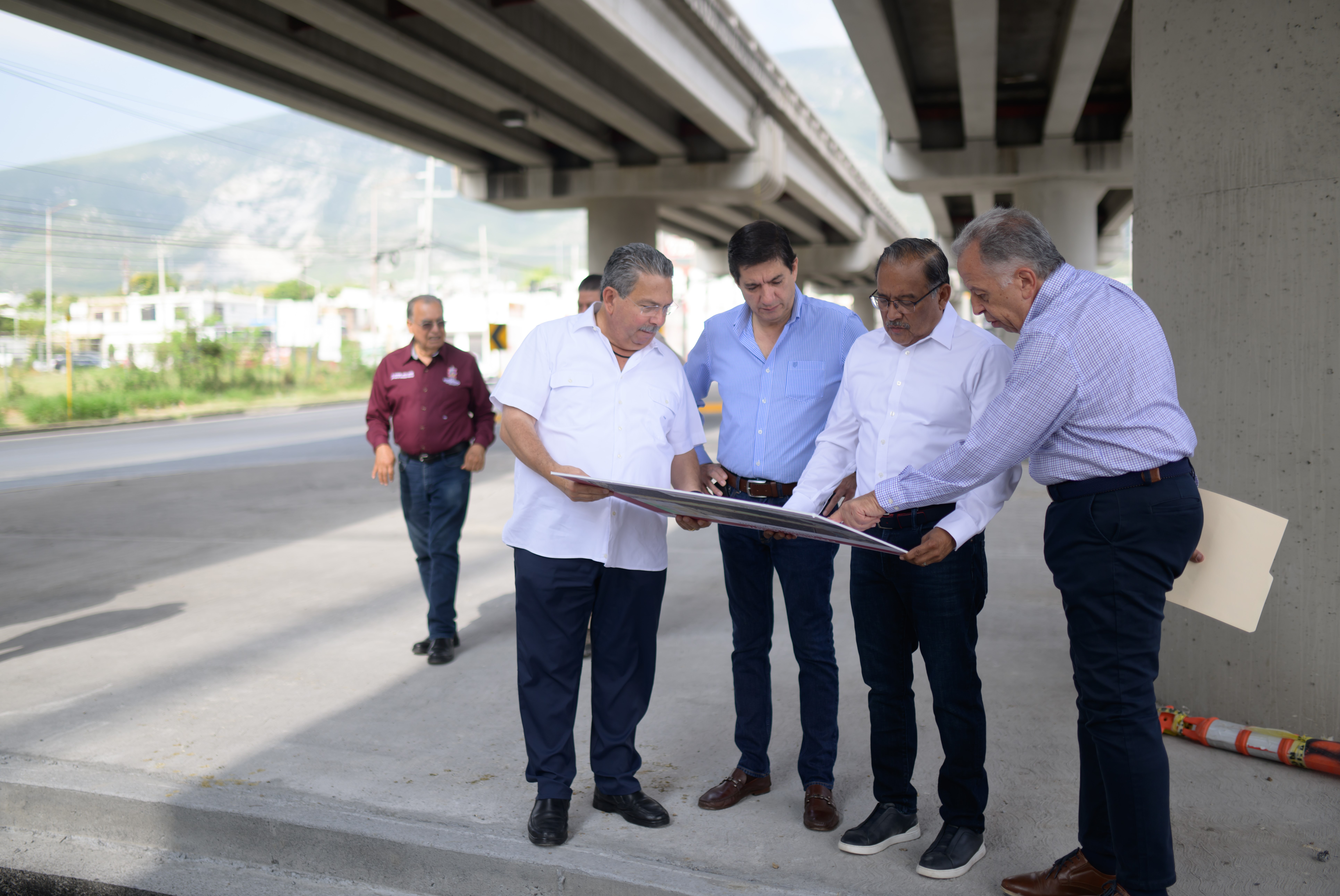 Supervisa Andrés Mijes obras que mejorarán la movilidad en Escobedo