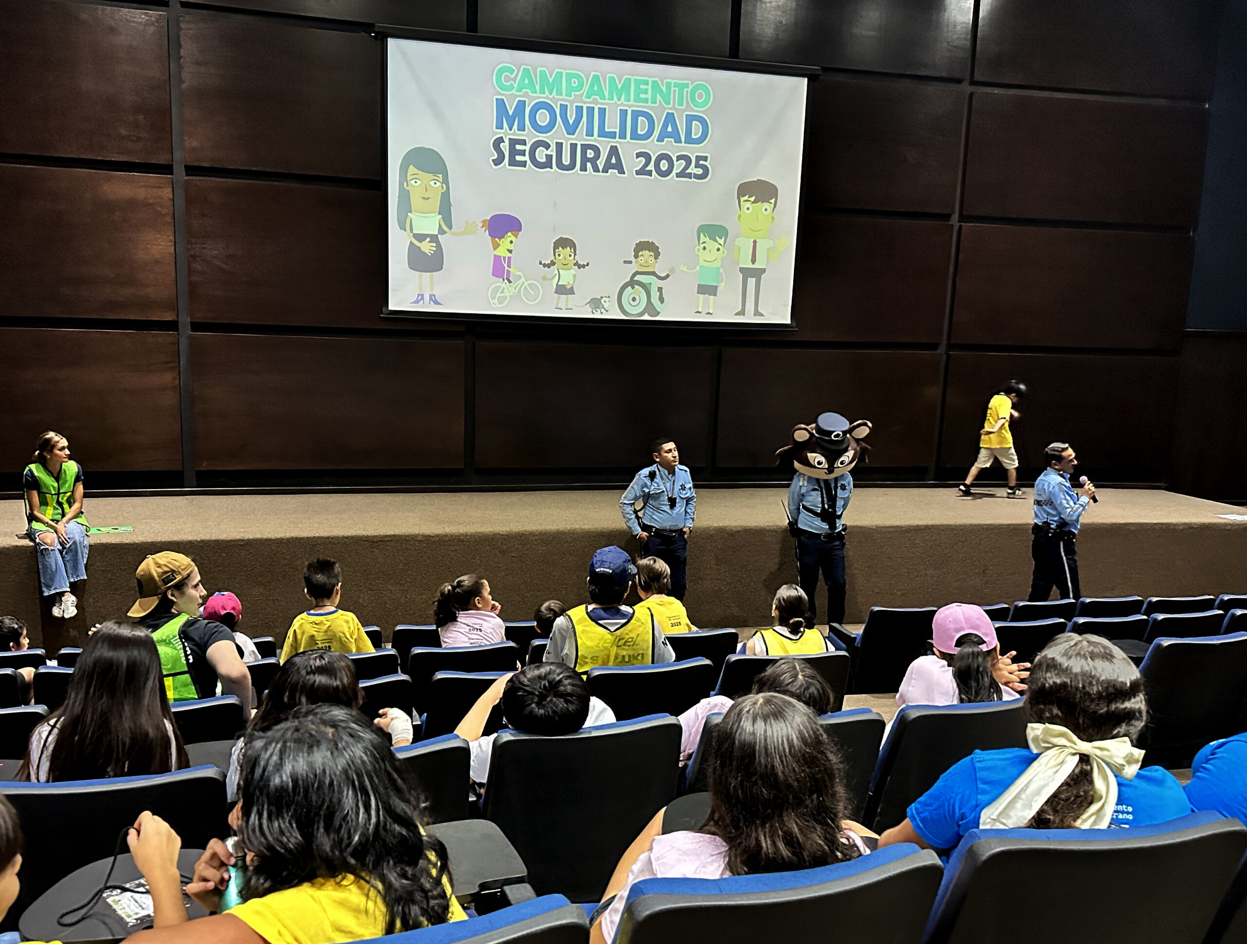 Niños de San Nicolás aprenden sobre movilidad segura durante curso de verano