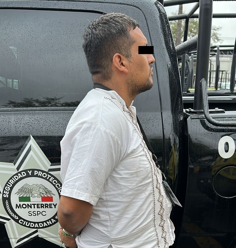 Detiene Policía de Monterrey a persona con droga y por usurpación de funciones, se hacía pasar como empleado de la Fiscalía