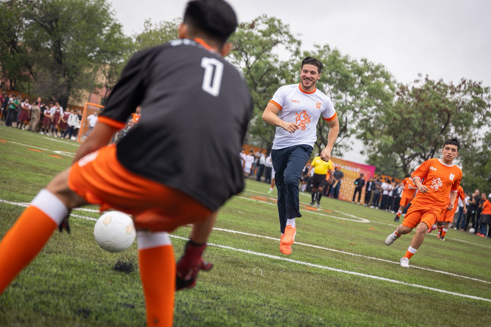 Al ritmo del mundialito clausura Samuel García el ciclo escolar 2024-2025
